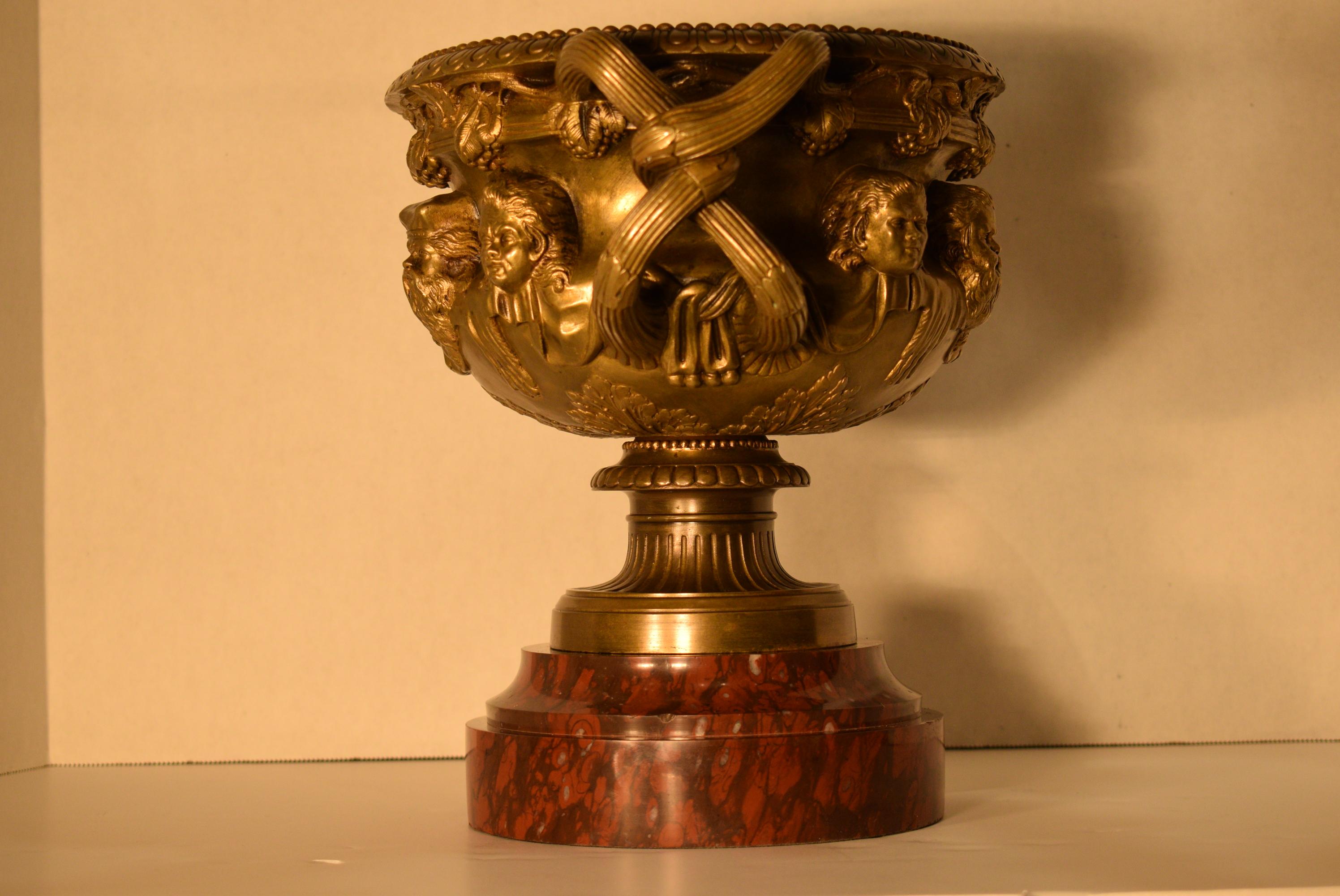 XIX secolo Vaso Warwick francese in bronzo dorato in vendita