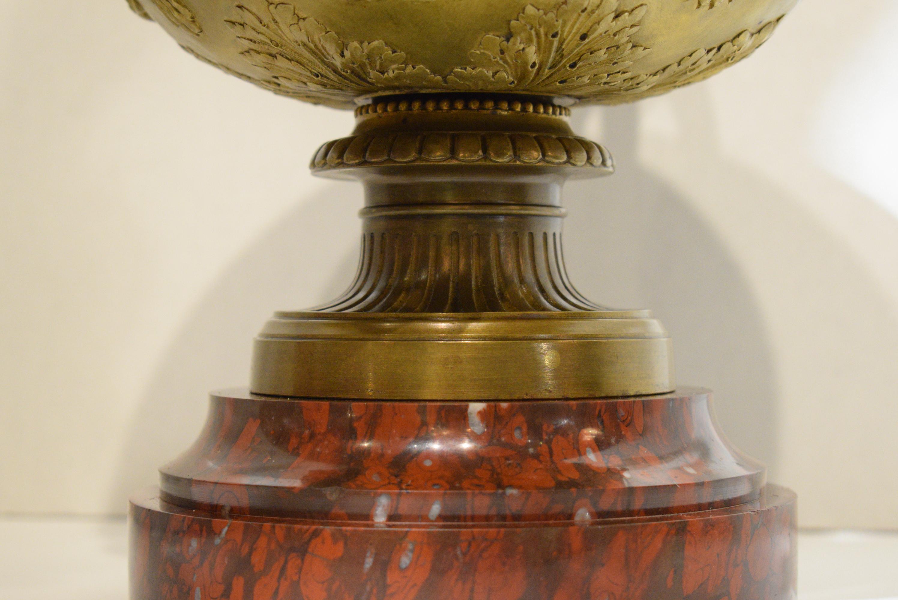Französische vergoldete Bronze Warwick Vase im Angebot 2