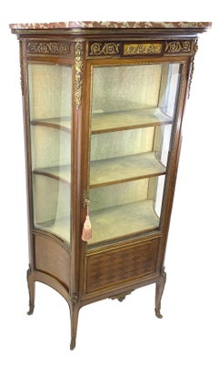 Vitrine française à monture métallique dorée