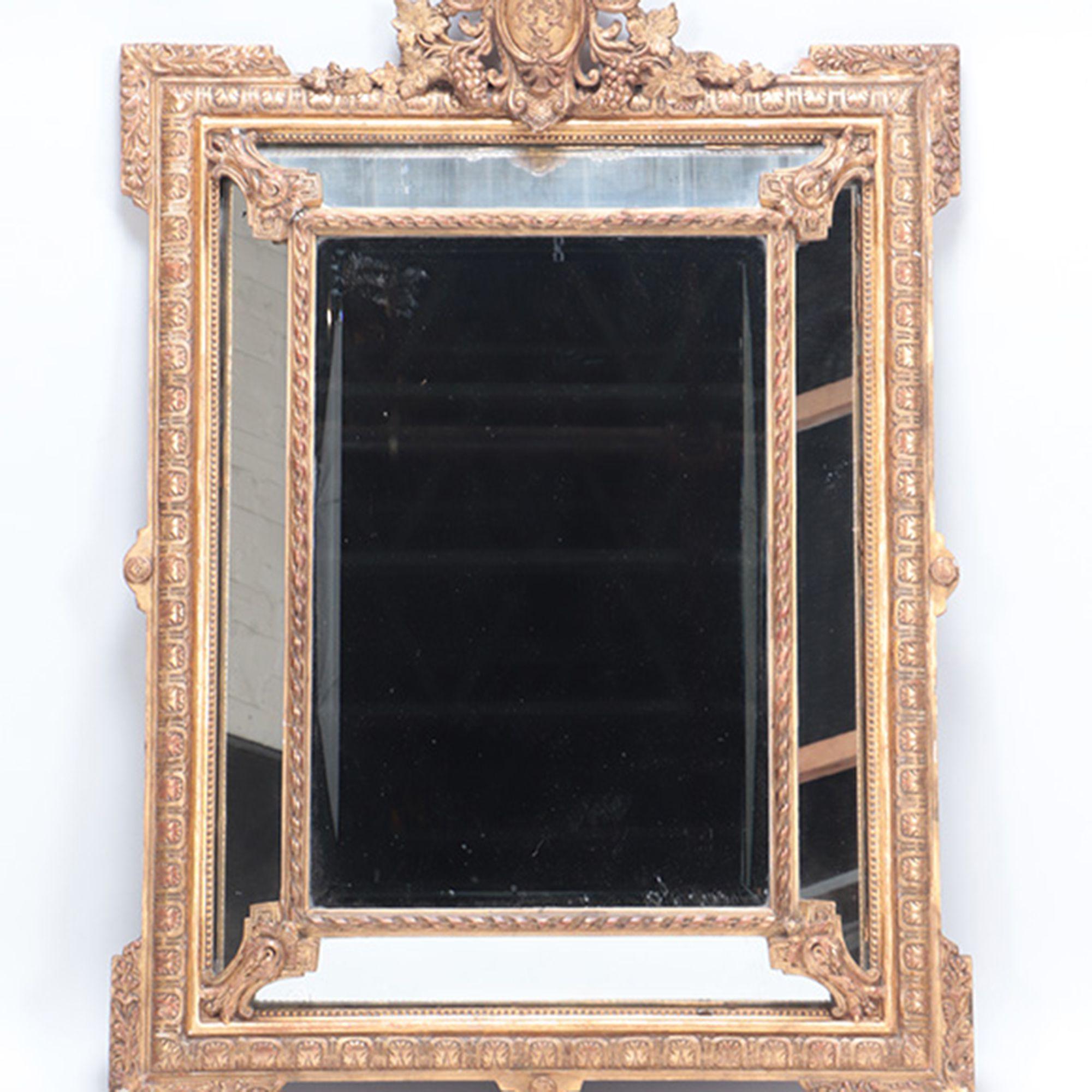 Miroir français en bois doré et gesso avec bordure en miroir. Circa 1900.