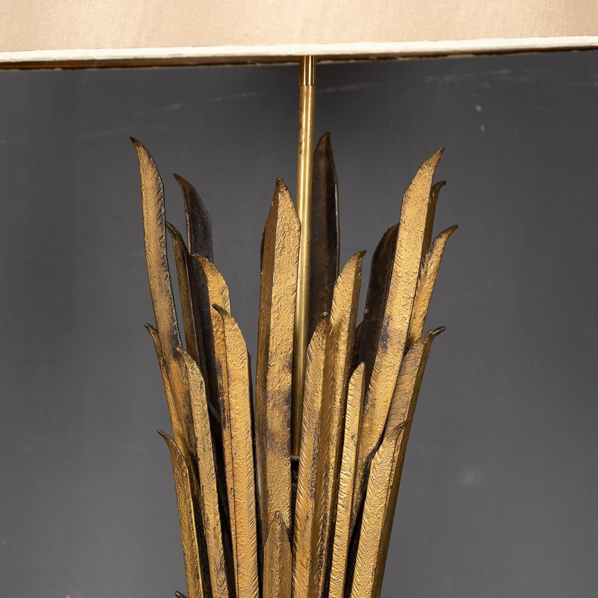 Fer Lampadaire en fer forgé doré français, attribué à la Maison Bagues, vers 1970 en vente