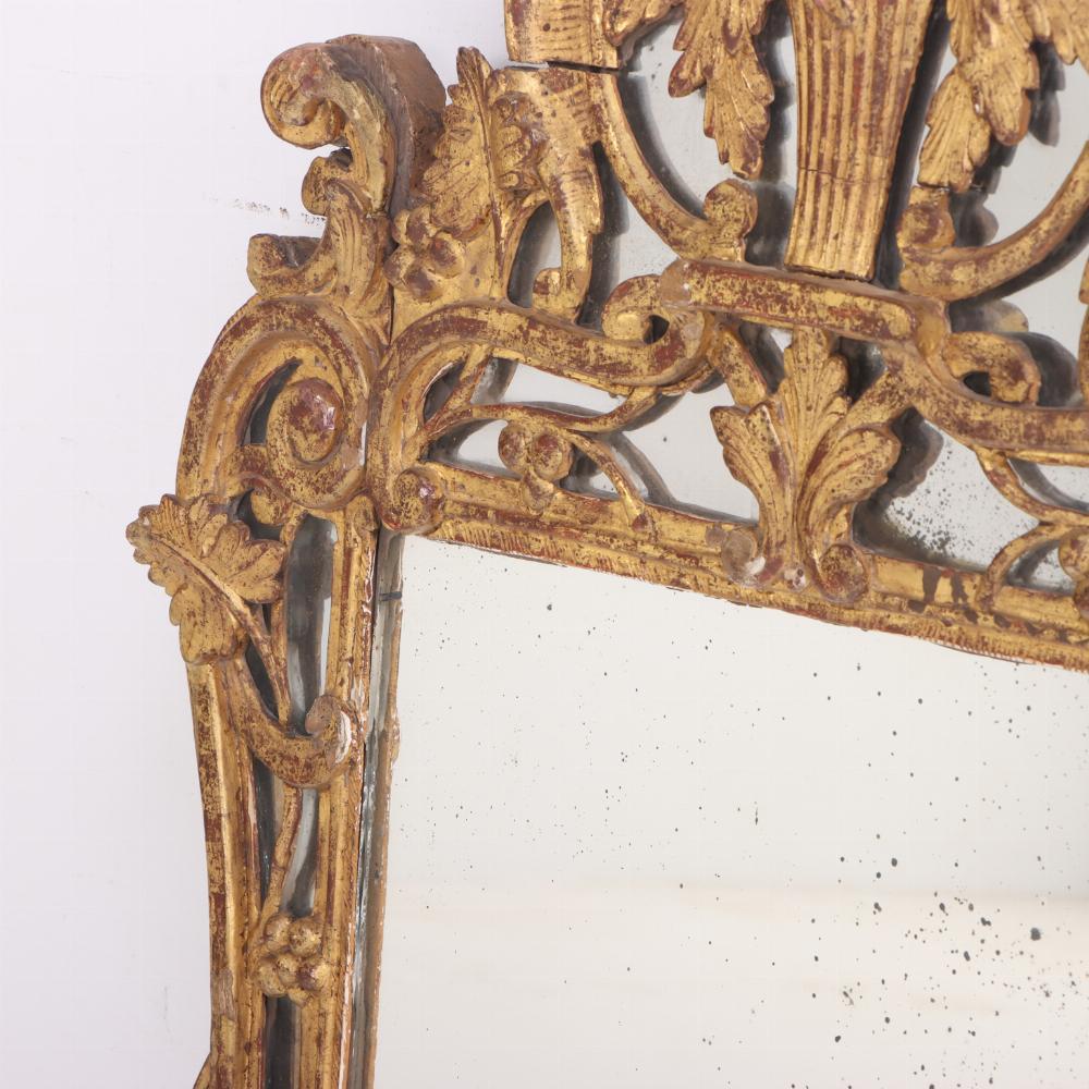 Fino al XVIII secolo Specchio francese in legno dorato, 18° C. in vendita
