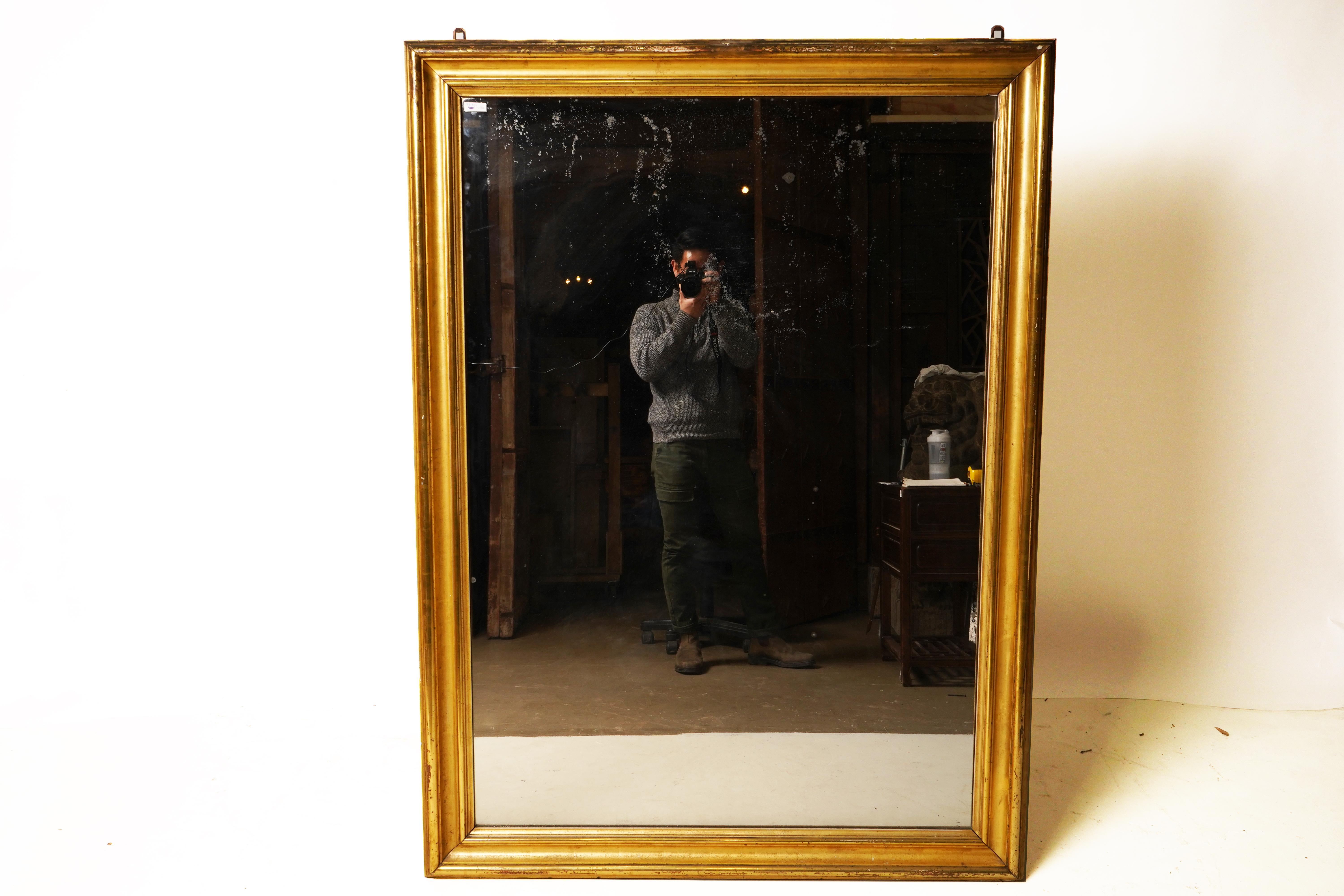 Miroir français en feuilles d'or avec verre d'origine. Le miroir peut être suspendu horizontalement ou verticalement.