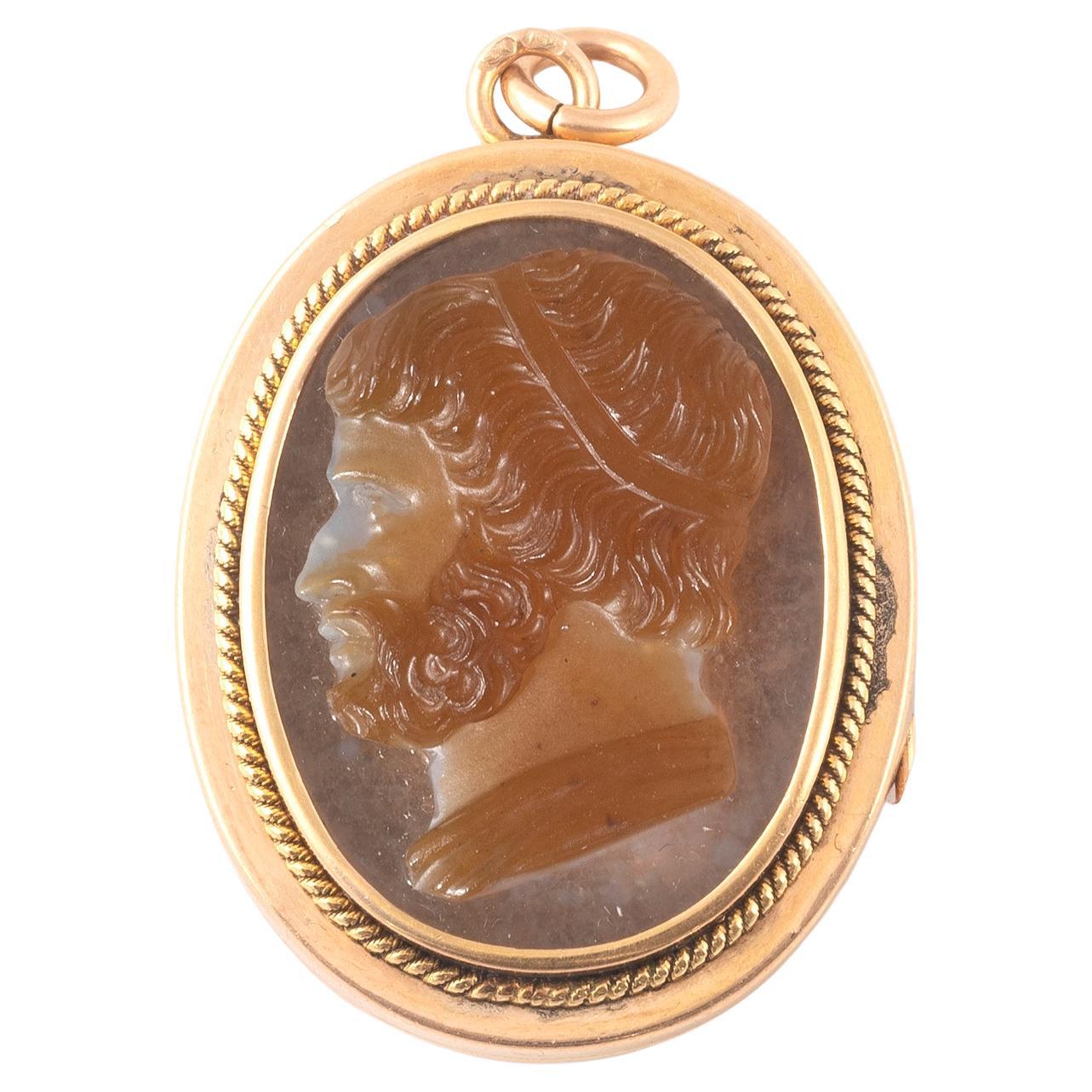 Uncut French Gold-Mounted Pendant Cameo Vinaigrette, Late 18th Century For Sale