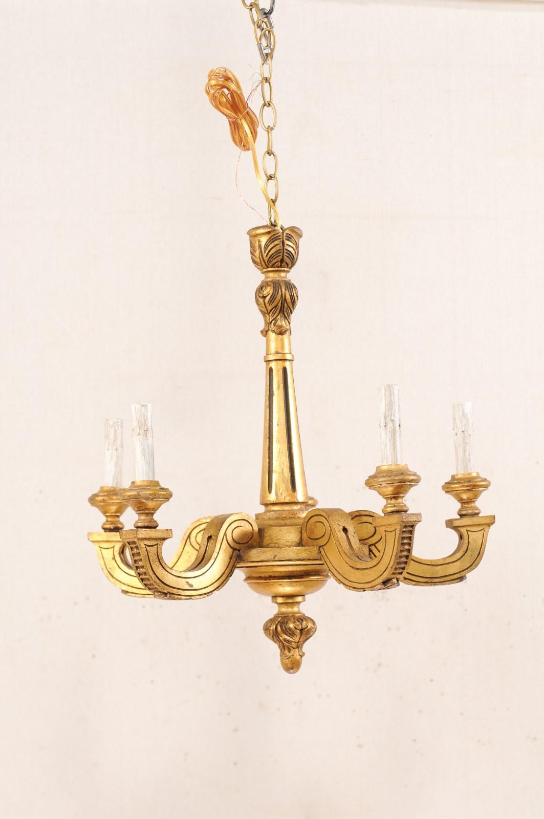 Fünf-Licht-Kronleuchter aus geschnitztem Holz mit Goldtönen, Mitte des 20. Jahrhunderts (Französisch) im Angebot
