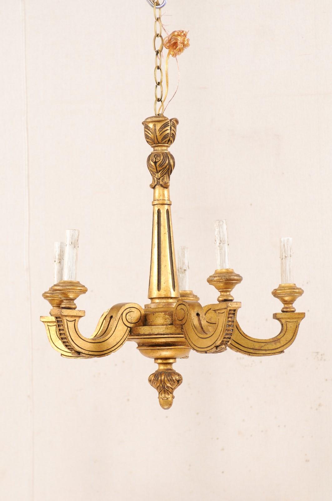 Fünf-Licht-Kronleuchter aus geschnitztem Holz mit Goldtönen, Mitte des 20. Jahrhunderts (Geschnitzt) im Angebot