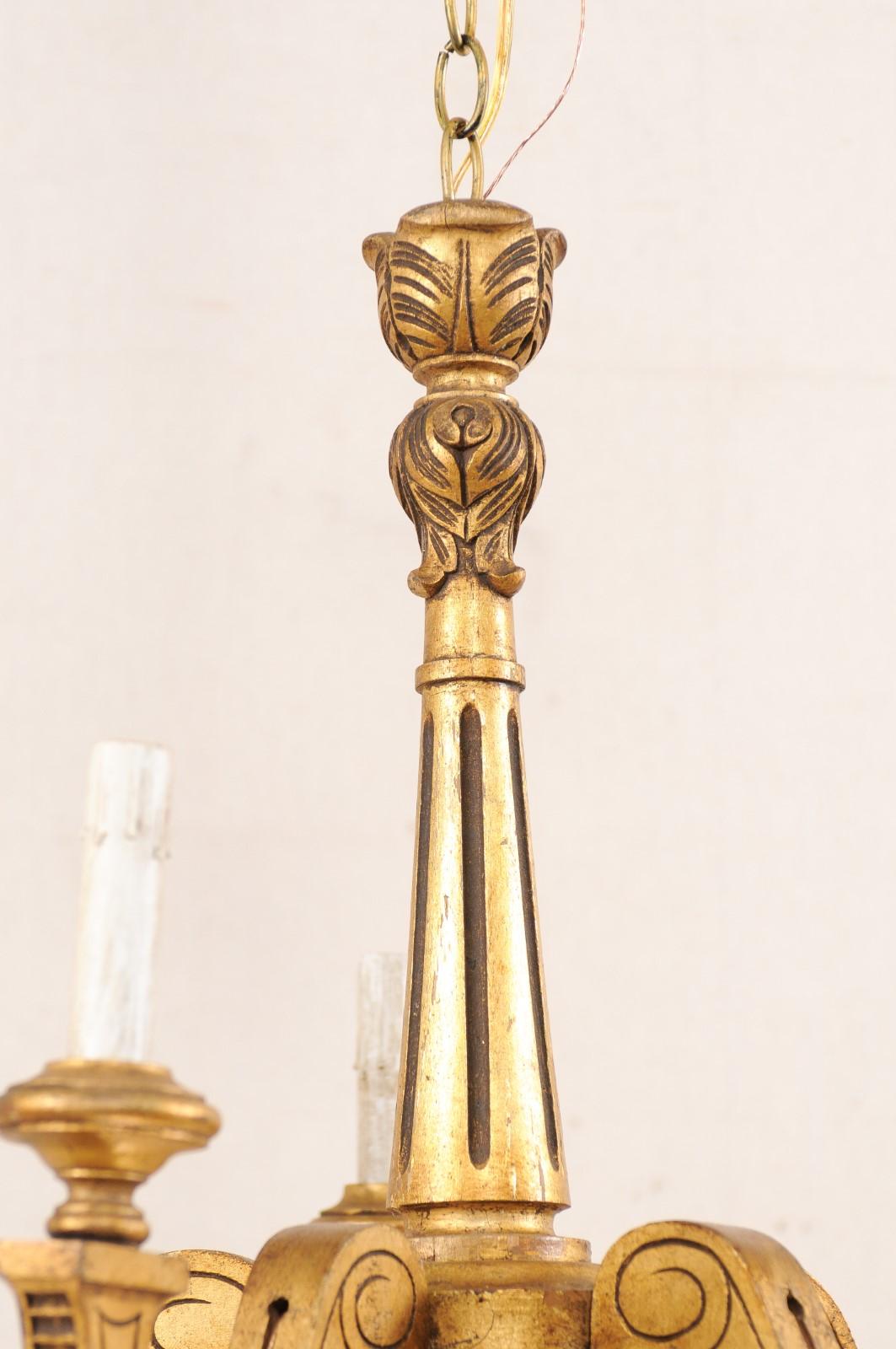 Fünf-Licht-Kronleuchter aus geschnitztem Holz mit Goldtönen, Mitte des 20. Jahrhunderts im Angebot 1