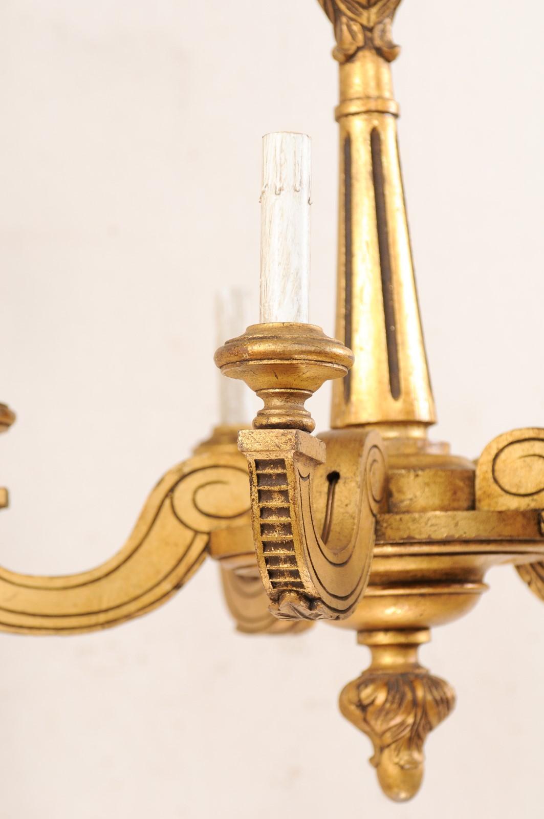 Fünf-Licht-Kronleuchter aus geschnitztem Holz mit Goldtönen, Mitte des 20. Jahrhunderts im Angebot 2