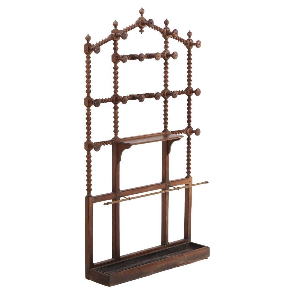 A.I.C. 1870, uno scaffale in quercia ritorta in stile gotico francese.
