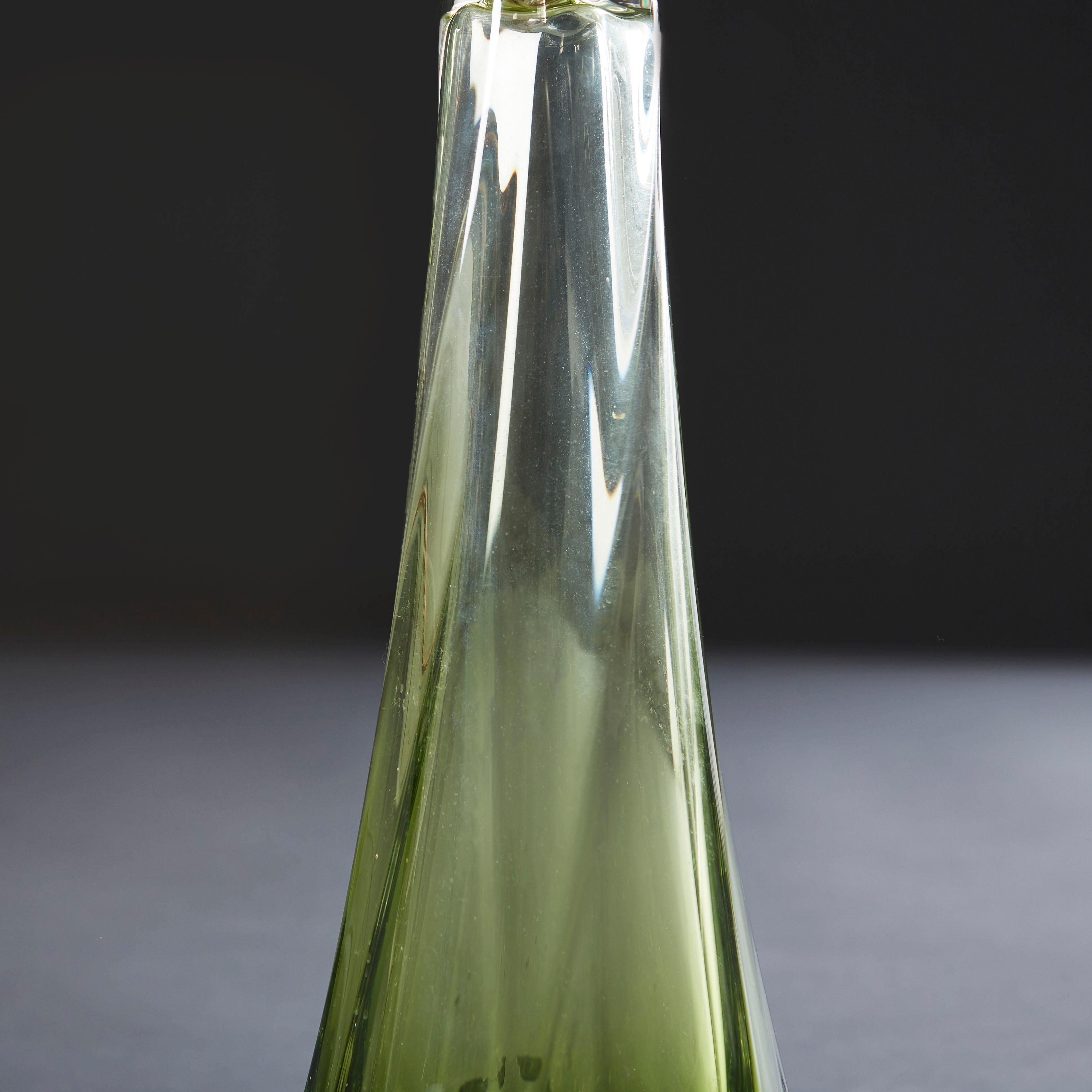 Une lampe en verre d'art française du XXe siècle, de forme colonne, avec un verre torsadé vert chamois et transparent sur toute la tige, soutenue par une base carrée. 

Actuellement câblé pour le Royaume-Uni. 

Veuillez noter que l'abat-jour