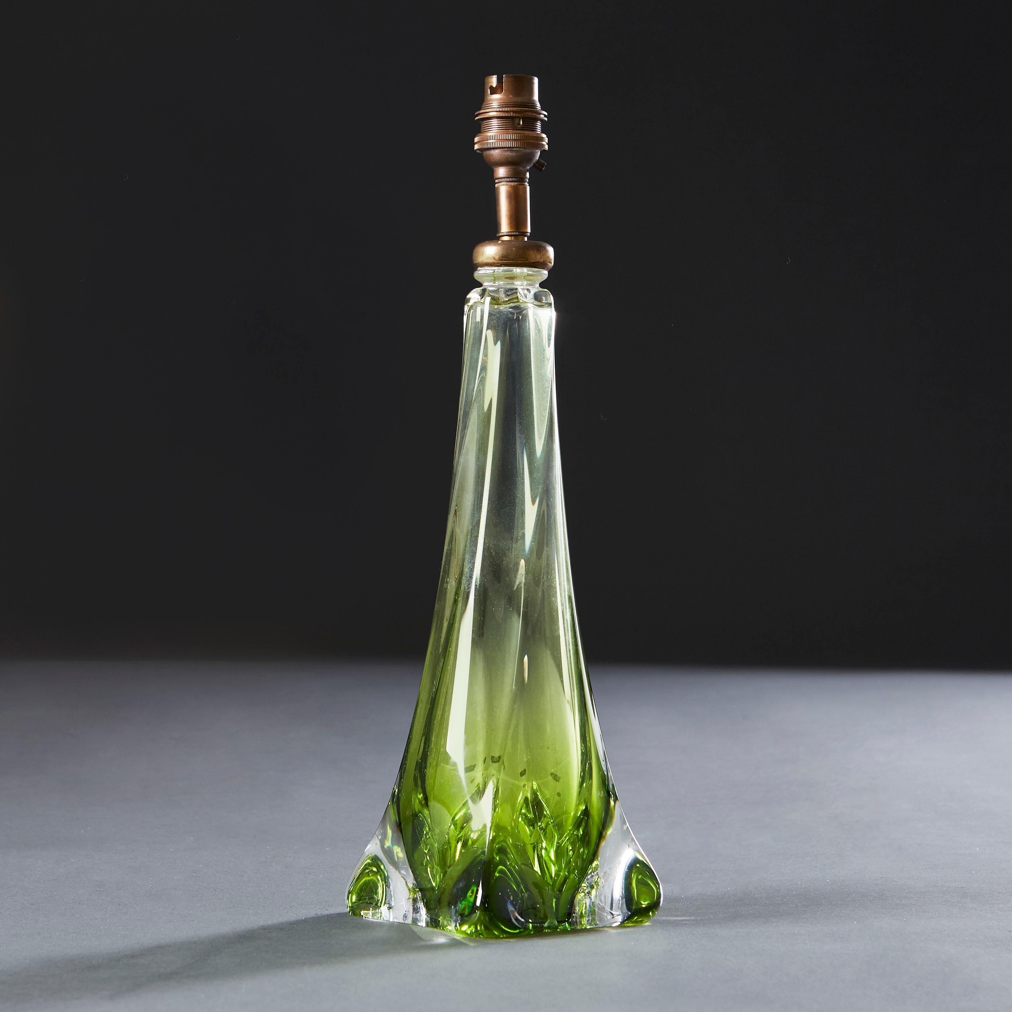 Français Lampe de bureau française en verre torsadé vert et transparent en vente
