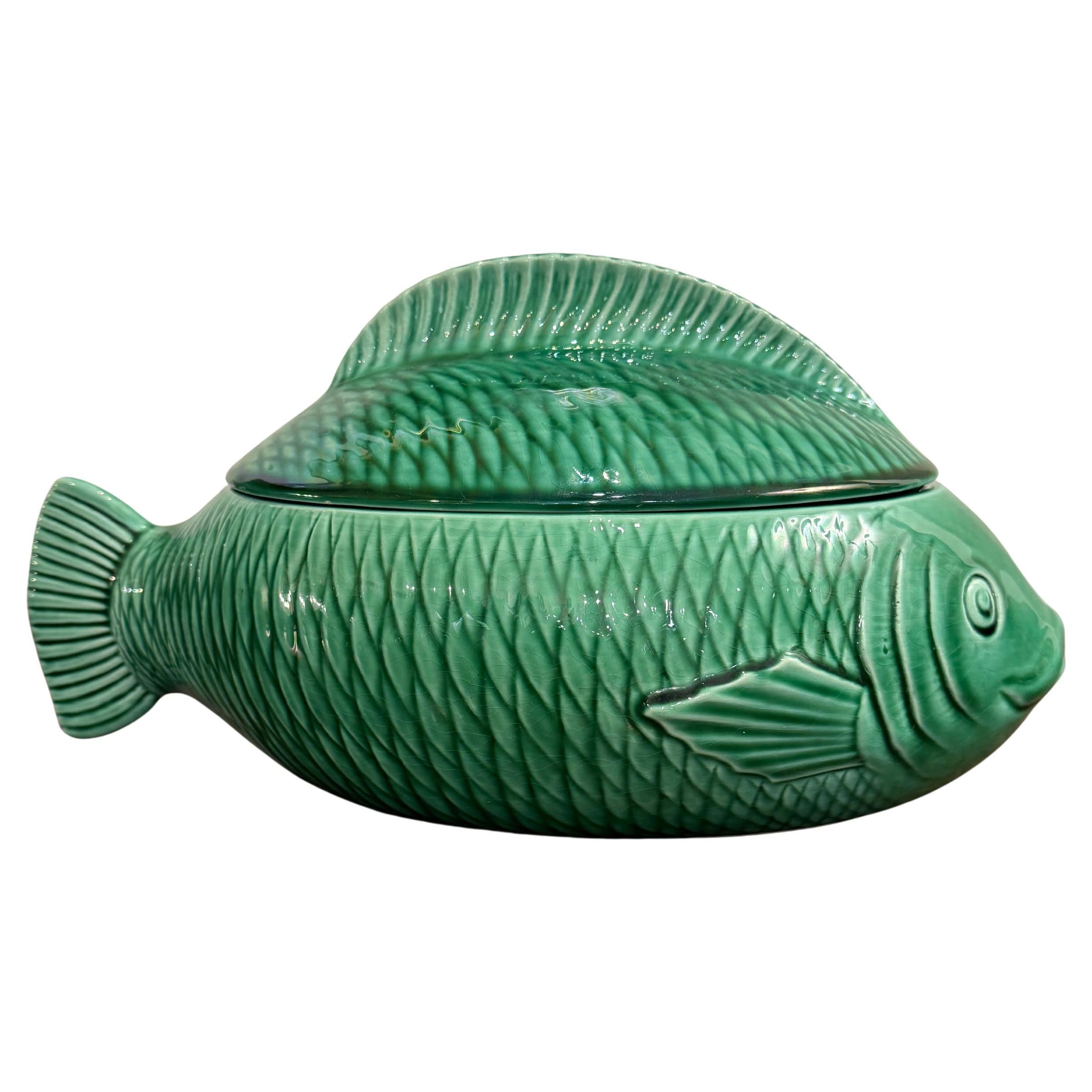 Sopera de pescado francesa de mayólica verde de Sarreguemines, mediados del siglo XX