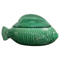 Sopera de pescado francesa de mayólica verde de Sarreguemines, mediados del siglo XX
