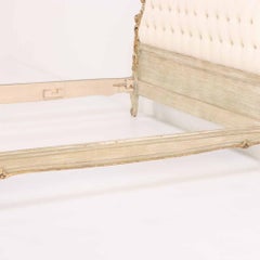 Französisches Bett im Hollywood-Regency-Stil, gemalt und vergoldet, ca. 1940.