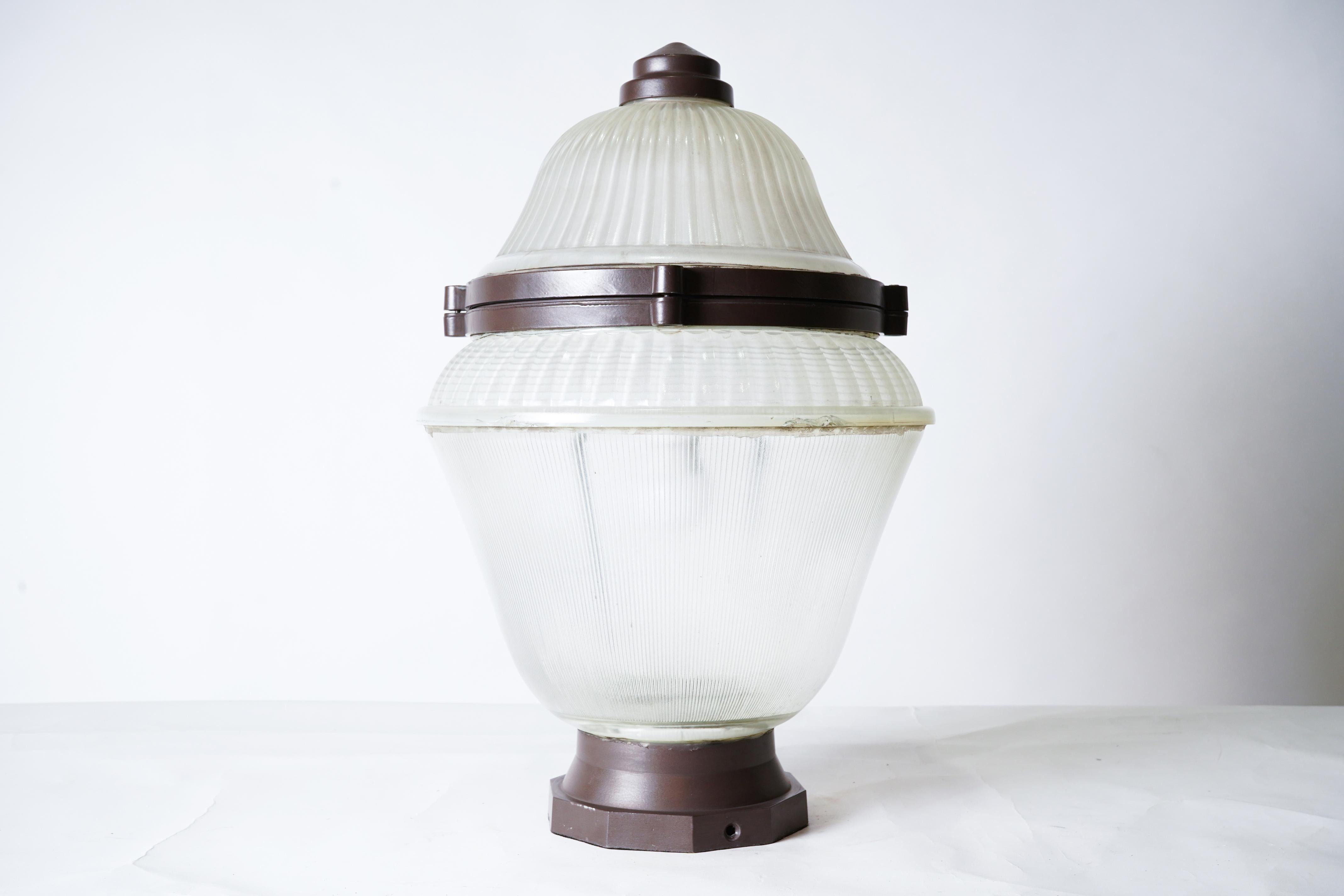 Il s'agit d'un lampadaire à globe en Holophane datant des années 1960 et provenant de Paris, en France, qui a été transformé en suspension. La caractéristique des luminaires Holophane, ou appareils d'éclairage, est le réflecteur/réflecteur en verre