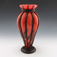 Vase intercalaire français encastré dans des montures en fer forgé, vers 1930