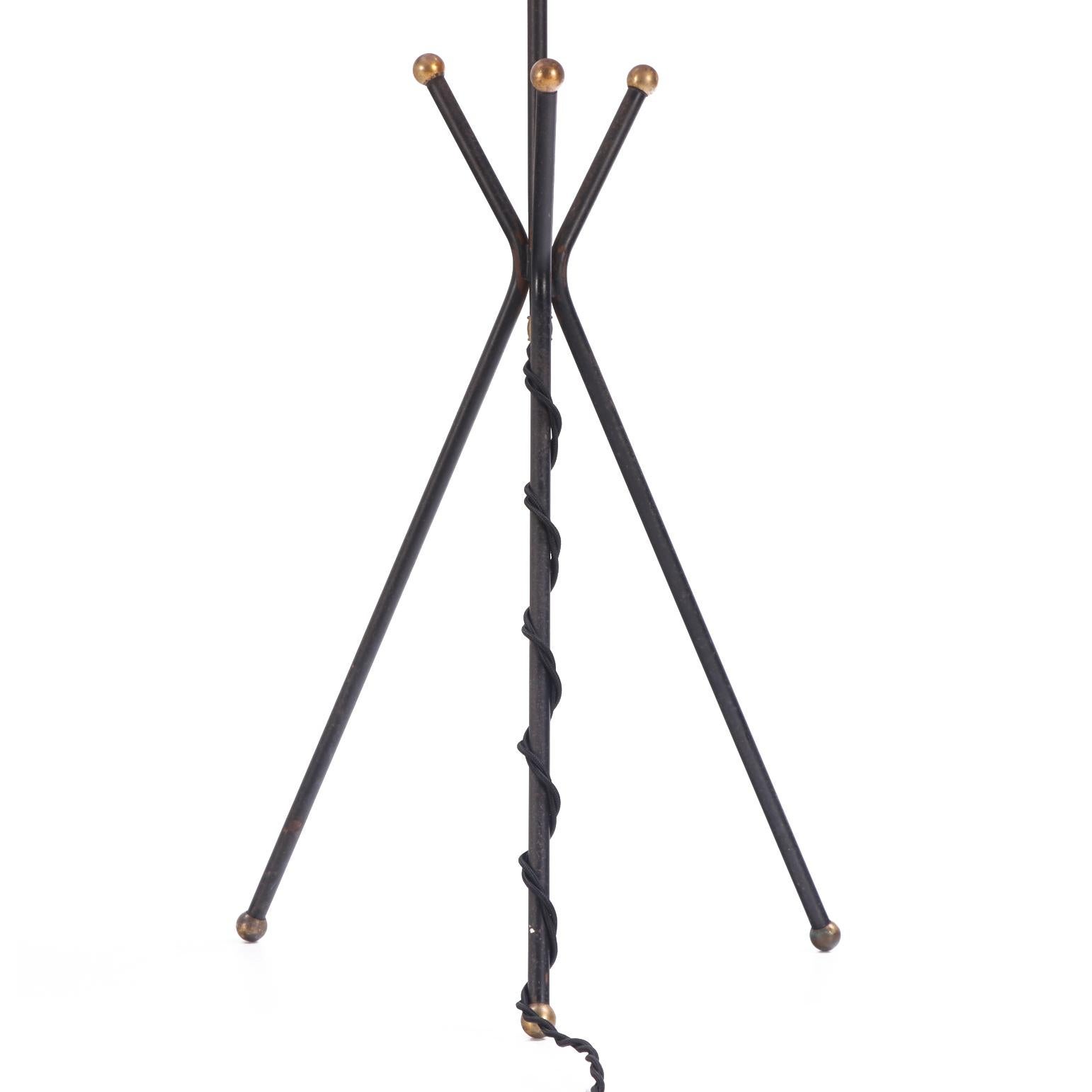 Una semplice lampada da tavolo a stelo con una base a tre gambe in ferro dal design raffinato, con ciascuna gamba sormontata e rifinita da una sfera in ottone. Ha un nuovo paralume a tamburo. Elegante e industriale allo stesso tempo.