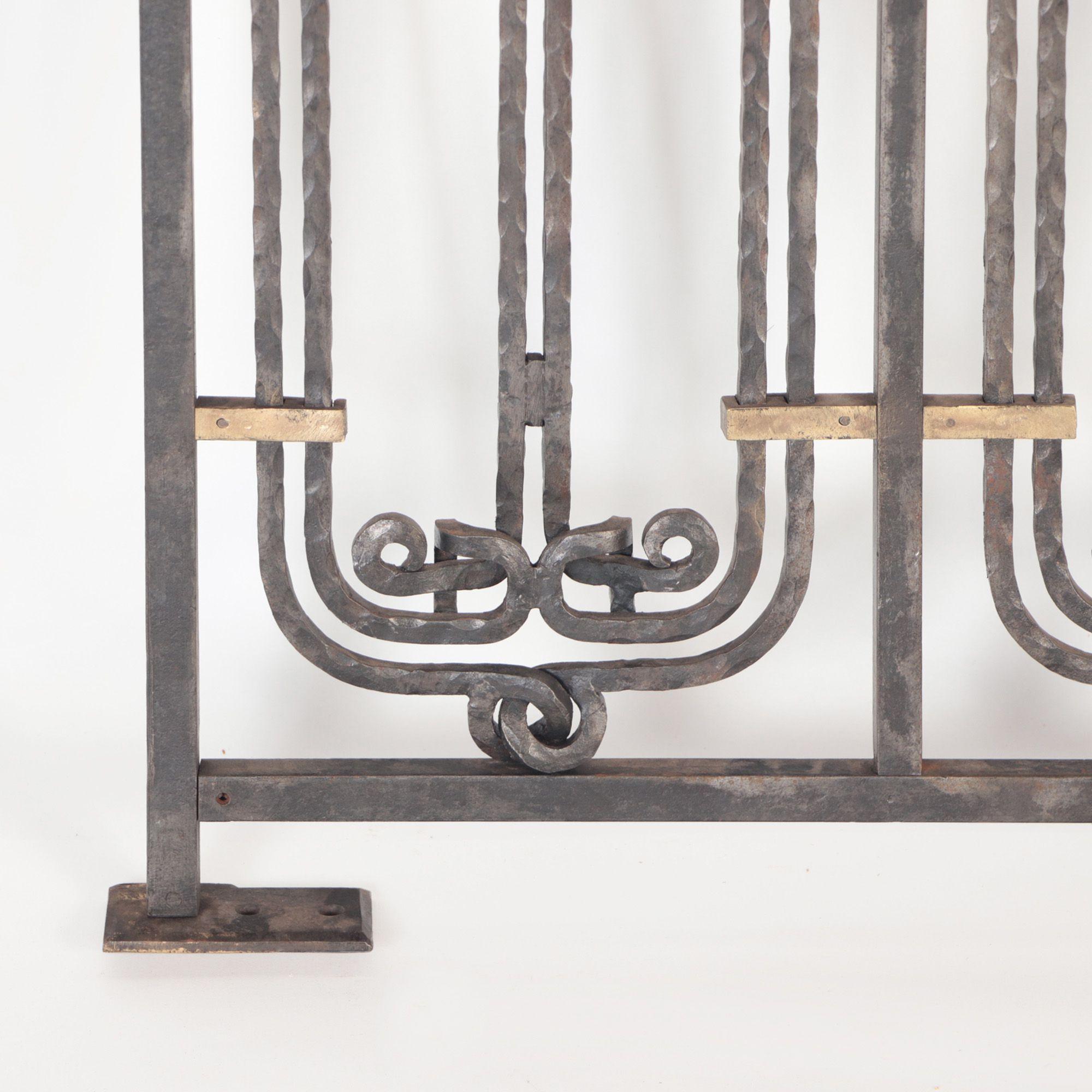 Eine französische Tafel aus Eisen und Bronze, entworfen von dem Architekten H. Sauvage. Anfang 20. Jahrhundert im Angebot 2