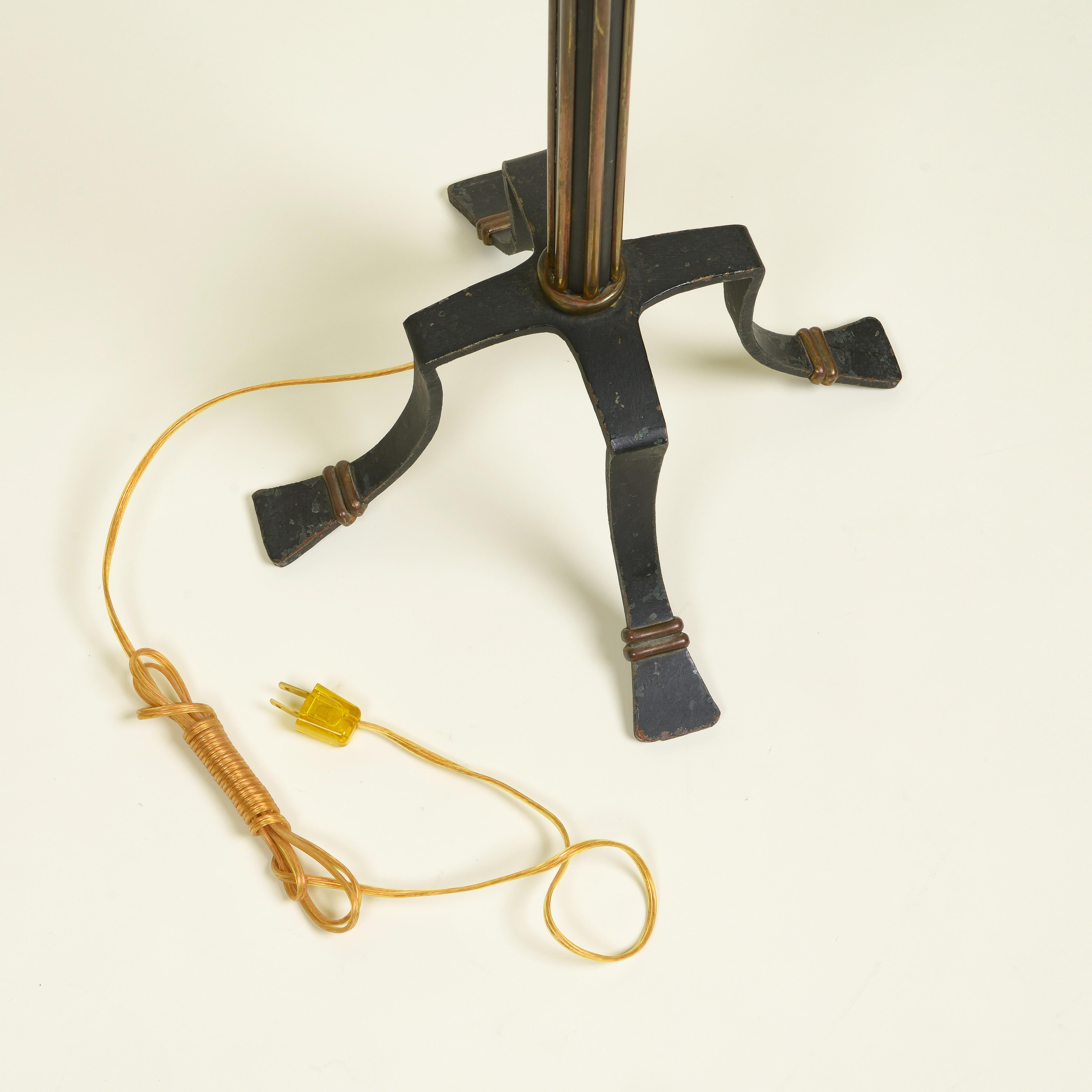Französische Stehlampe aus Eisen und Vergoldung (Mitte des 20. Jahrhunderts) im Angebot