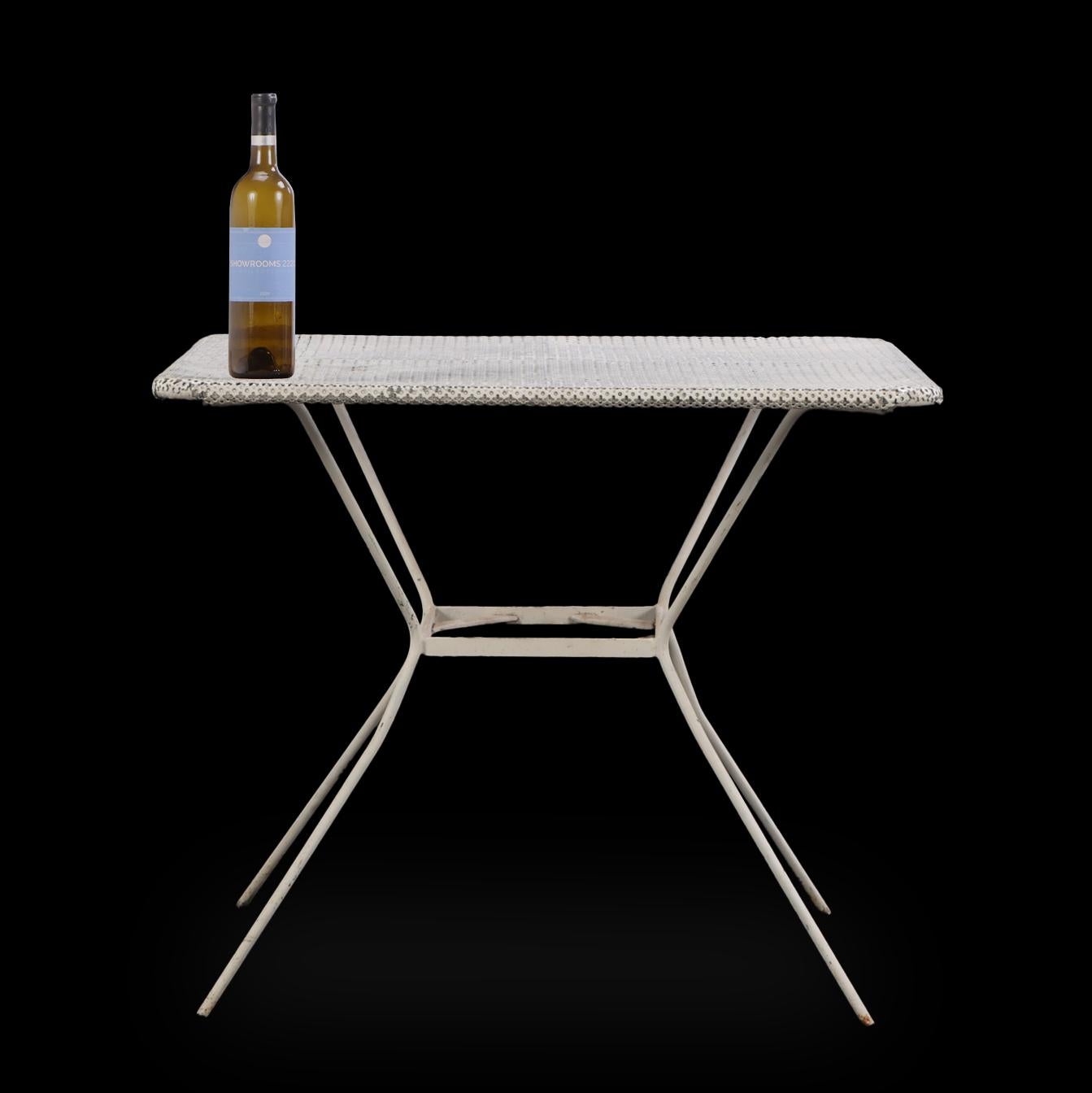 Mid-Century moderno Un set da giardino francese a cinque pezzi in ferro alla maniera di Mathieu Matégot, C.C. 1950 in vendita