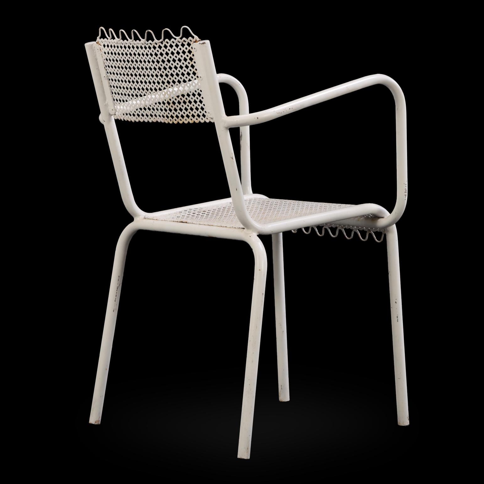 Francese Un set da giardino francese a cinque pezzi in ferro alla maniera di Mathieu Matégot, C.C. 1950 in vendita