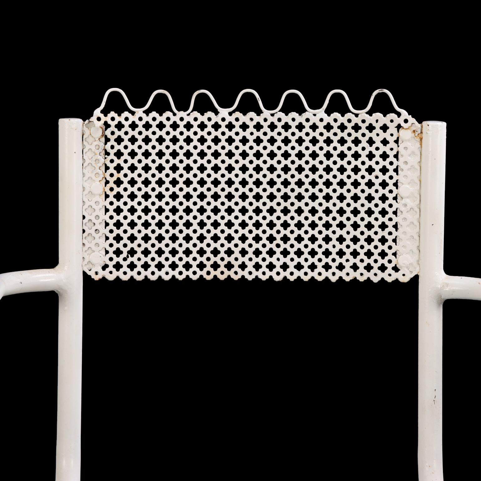 XX secolo Un set da giardino francese a cinque pezzi in ferro alla maniera di Mathieu Matégot, C.C. 1950 in vendita