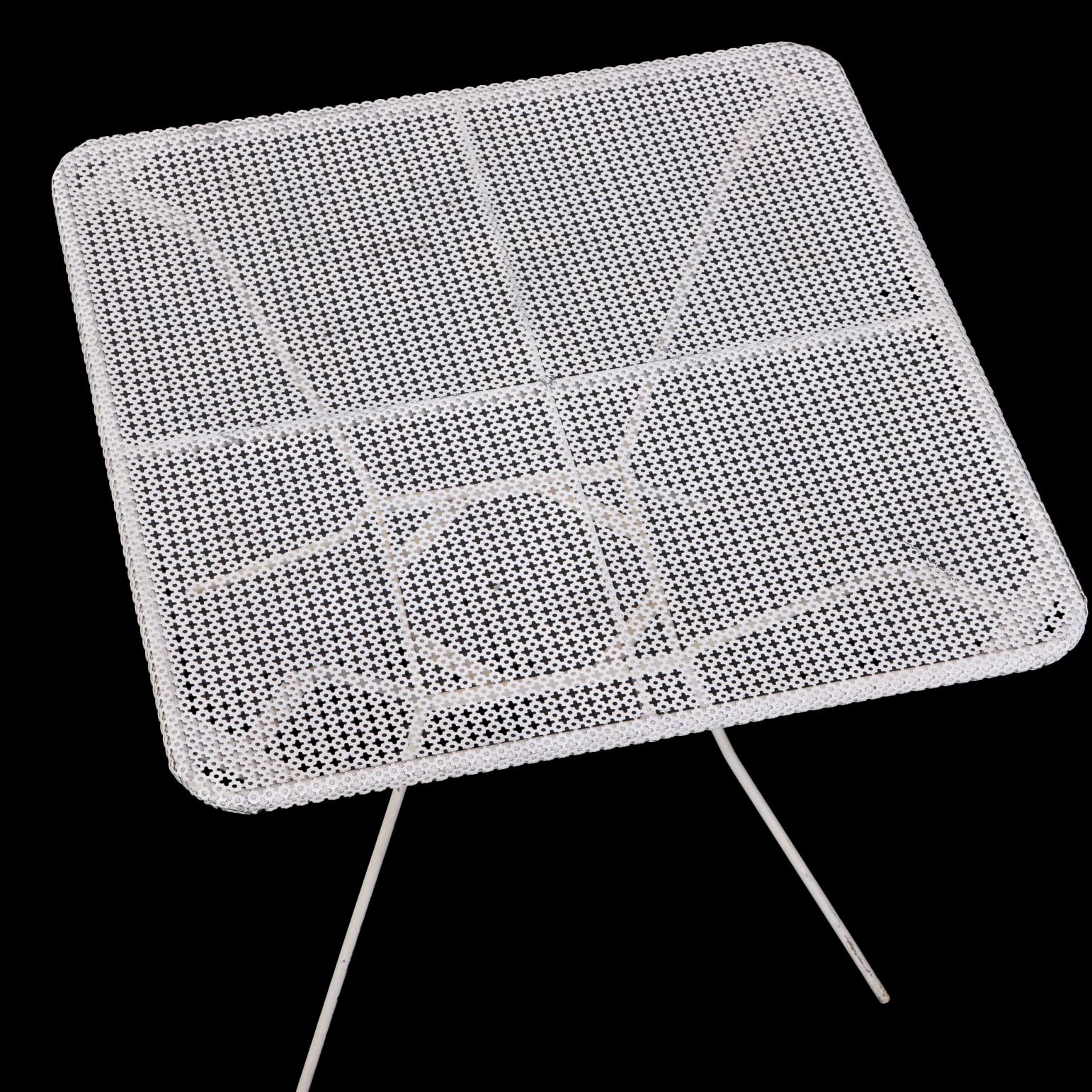 Un set da giardino francese a cinque pezzi in ferro alla maniera di Mathieu Matégot, C.C. 1950 in vendita 2