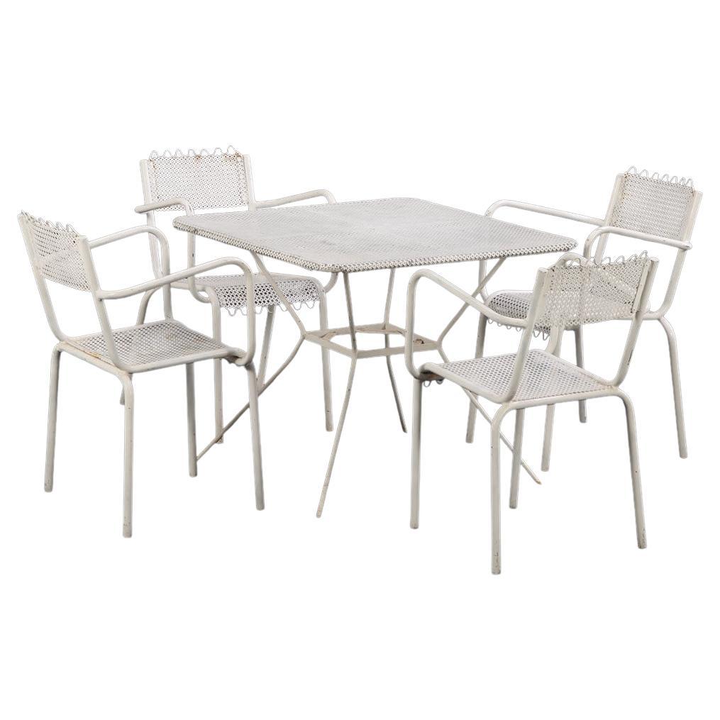 Un set da giardino francese a cinque pezzi in ferro alla maniera di Mathieu Matégot, C.C. 1950
