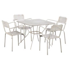 Un set da giardino francese a cinque pezzi in ferro alla maniera di Mathieu Matégot, C.C. 1950