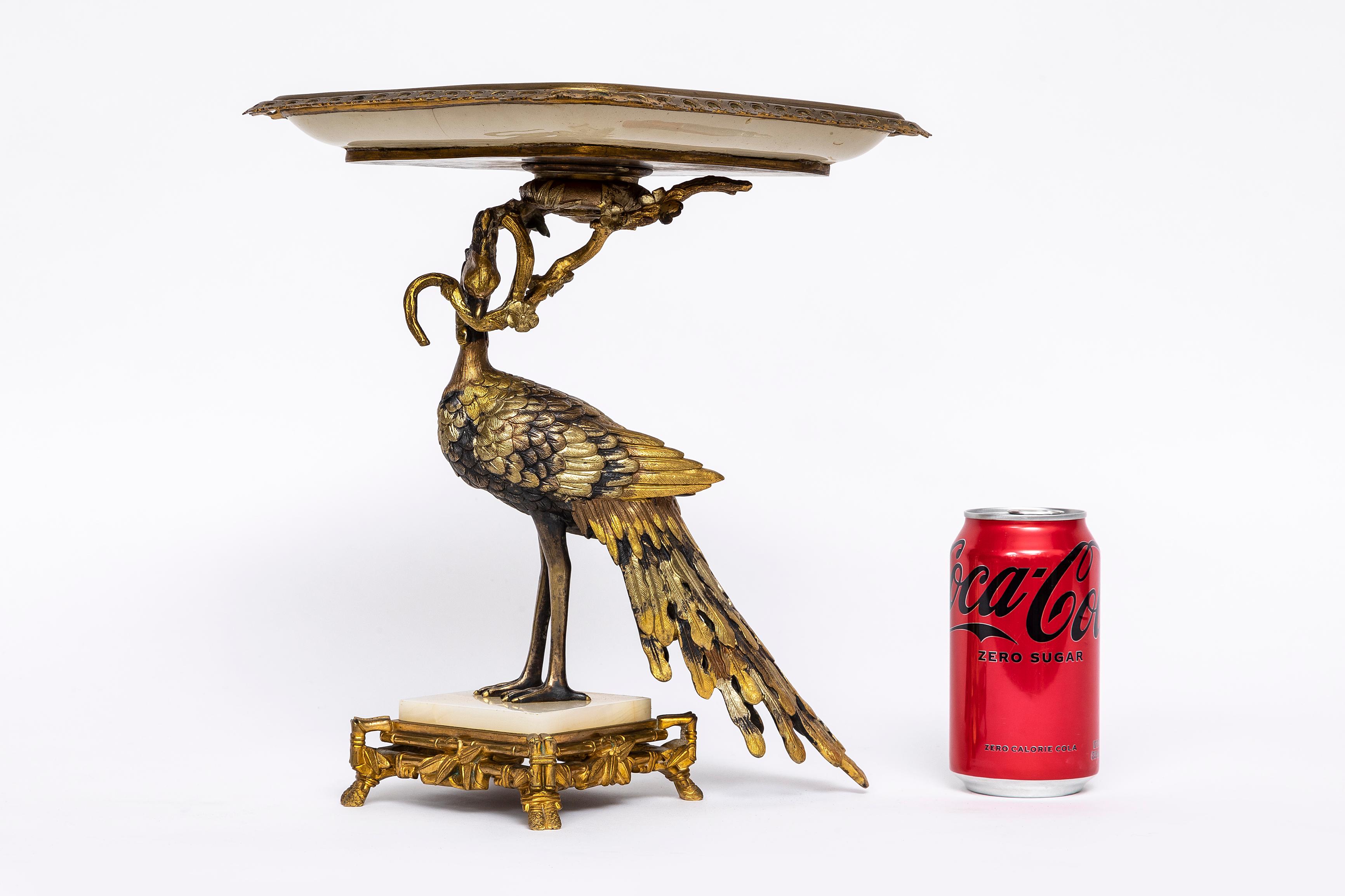 Maravilloso e insólito centro de mesa/recipiente en forma de pavo real del orientalismo japonés francés, por EUGENE CORNU.  Realizado por el escultor parisino Eugene Cornu.  El tímido pavo real inclina la cabeza para agarrarse a la rama que sujeta