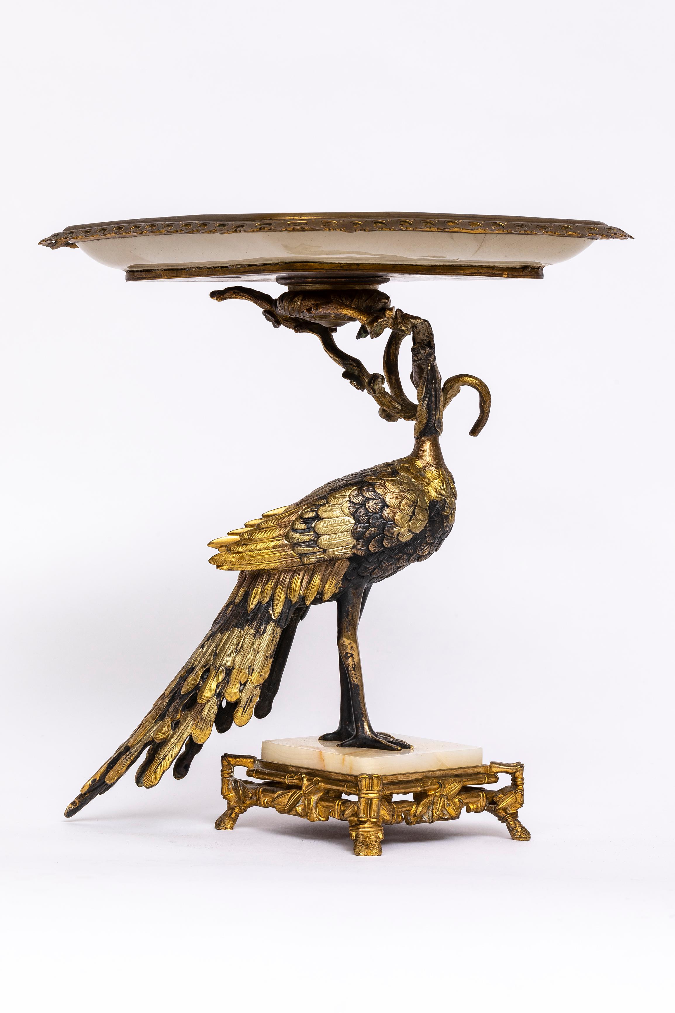 Centro de mesa/bandeja de pavo real de metal mixto orientalista del japonismo francés, por E. Cornu Tallado a mano en venta