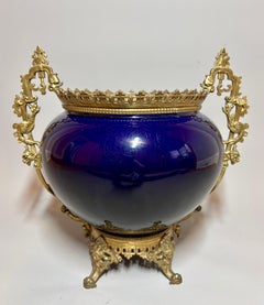 Eine französische Jardinière aus kobaltblauem Porzellan mit Bronzebeschlägen im Stil des Japonismus, um 1880