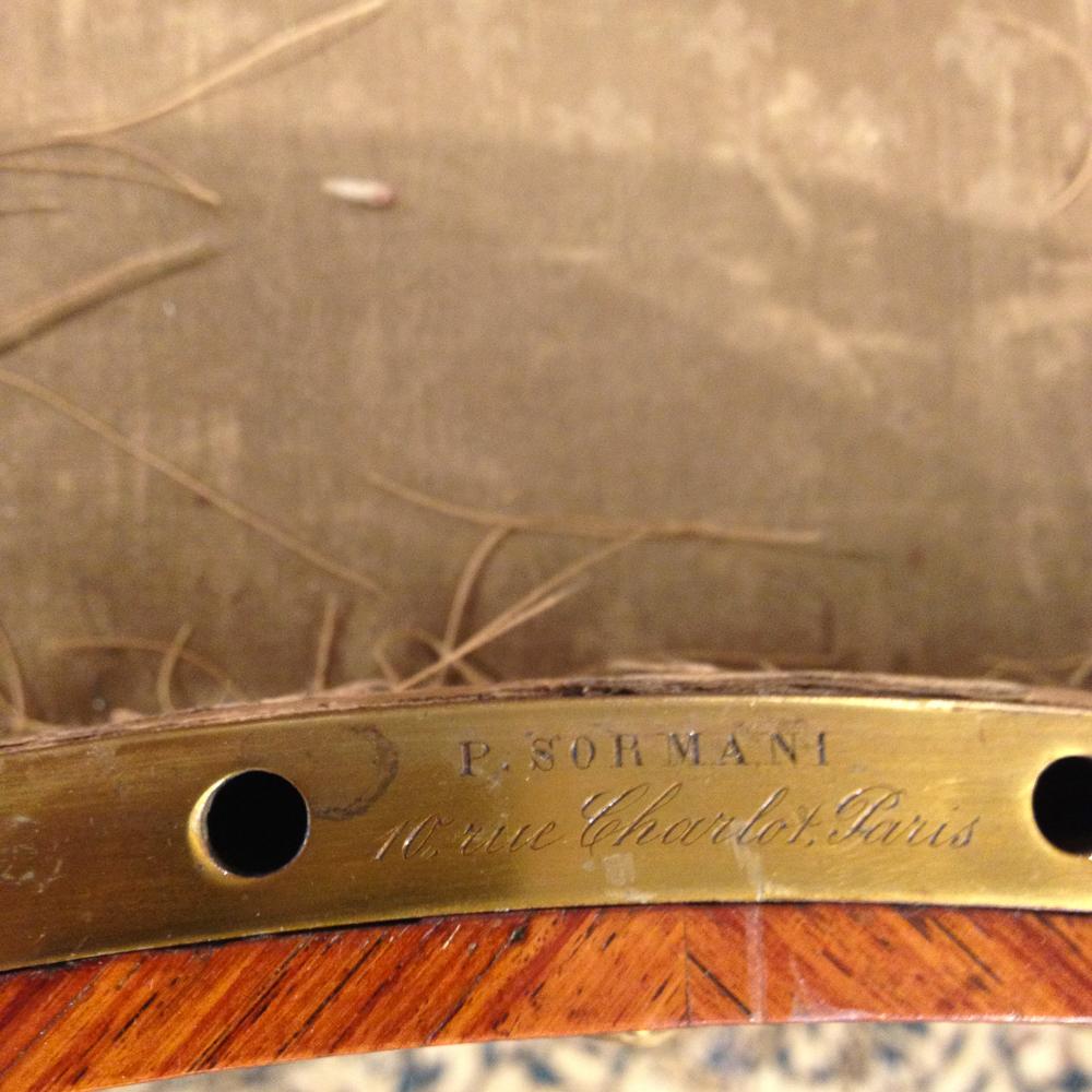 Table de coiffeuse française en bois de violette et placage d'acajou ornée de bronze doré en vente 3