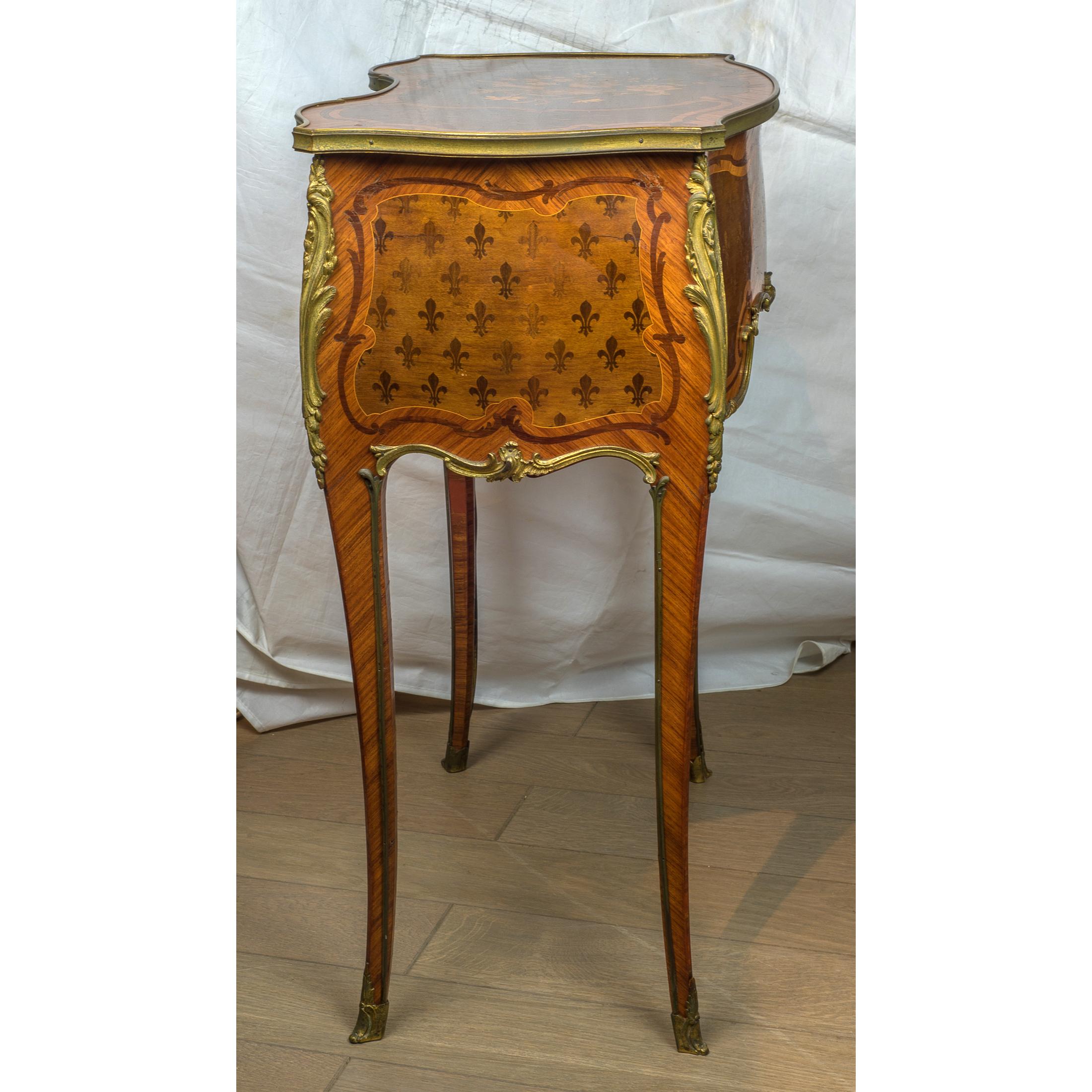 French Kingwood and Mahogany-Veneered Ormolu-Mounted Dressing Table In Good Condition For Sale In New York, NY
