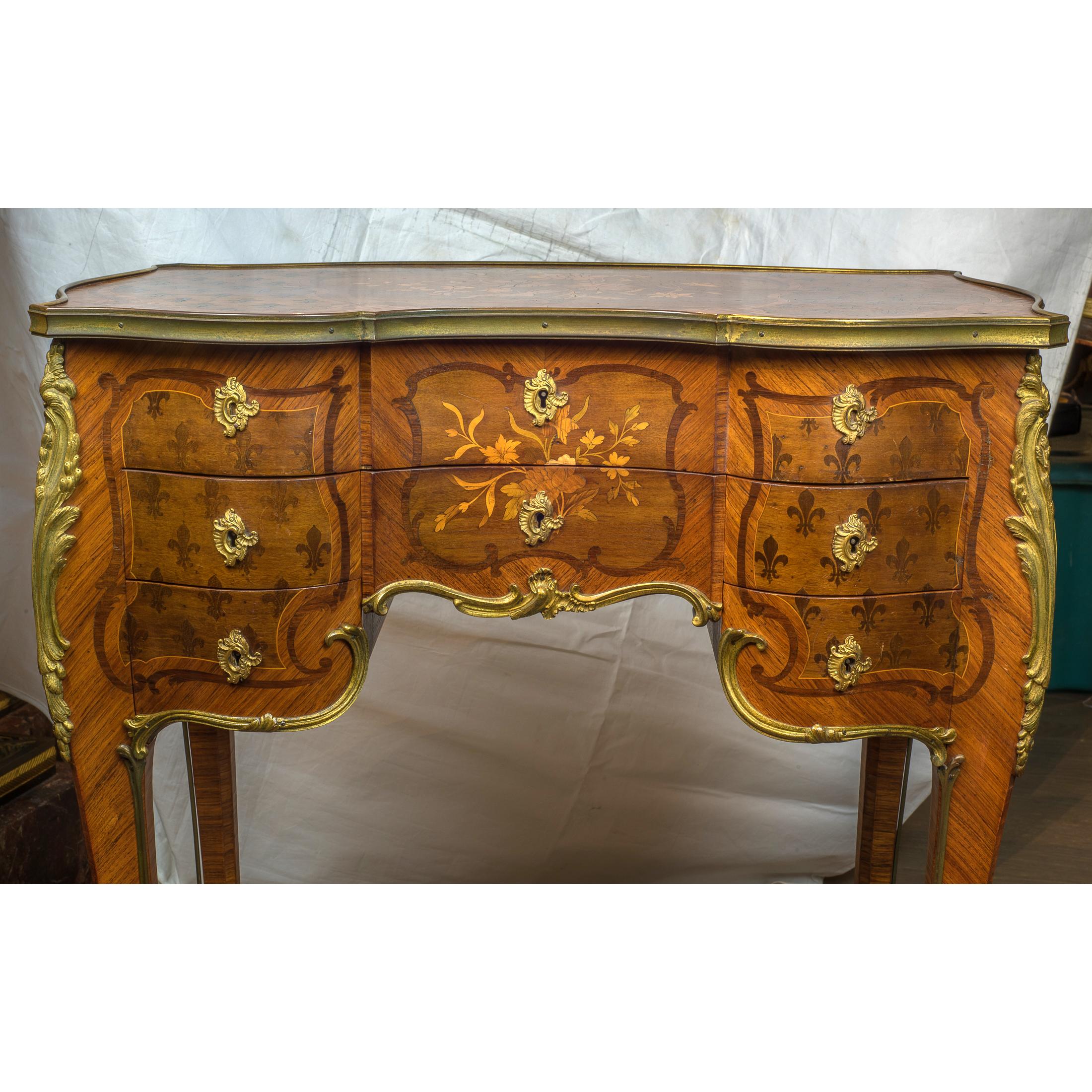French Kingwood and Mahogany-Veneered Ormolu-Mounted Dressing Table For Sale 2
