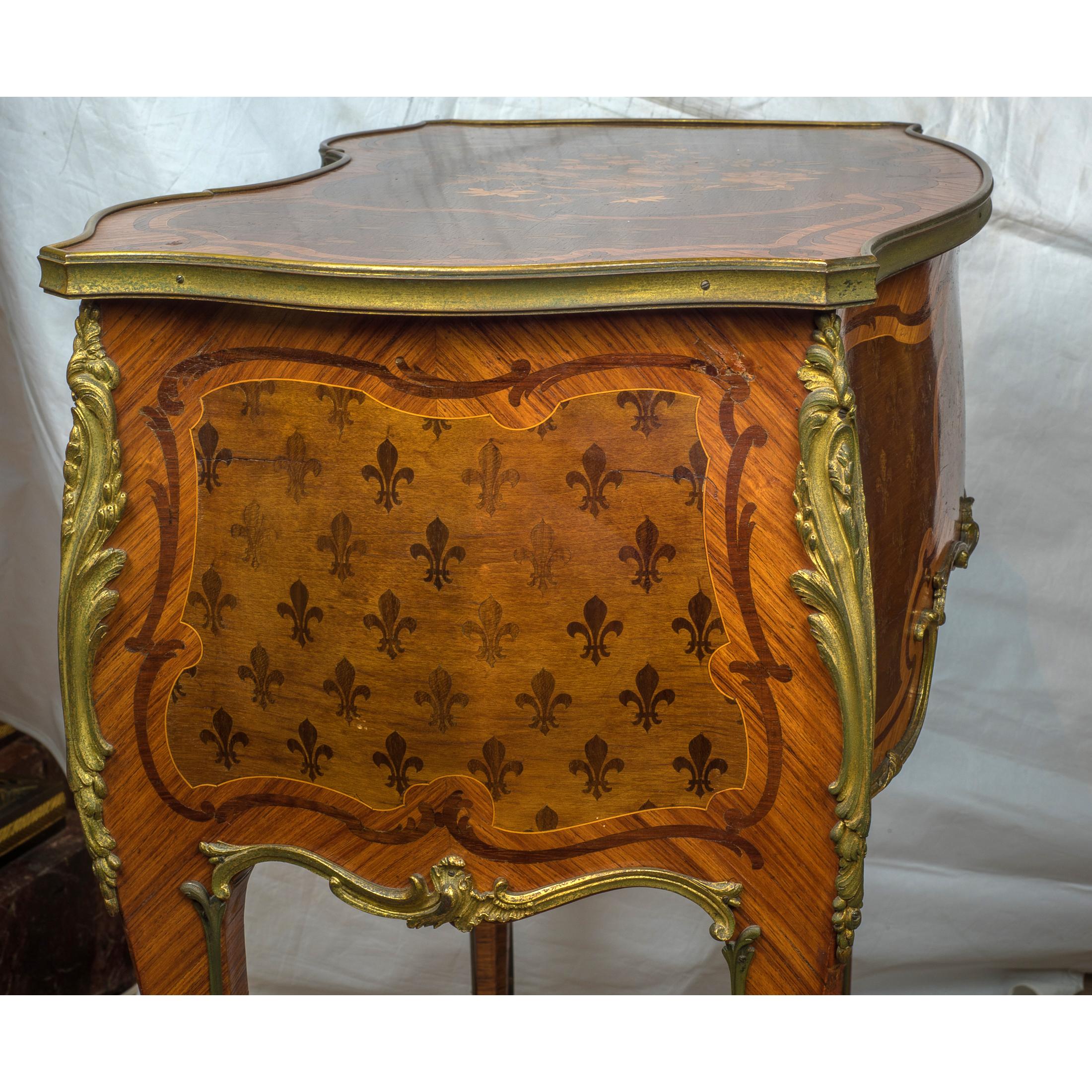 French Kingwood and Mahogany-Veneered Ormolu-Mounted Dressing Table For Sale 3