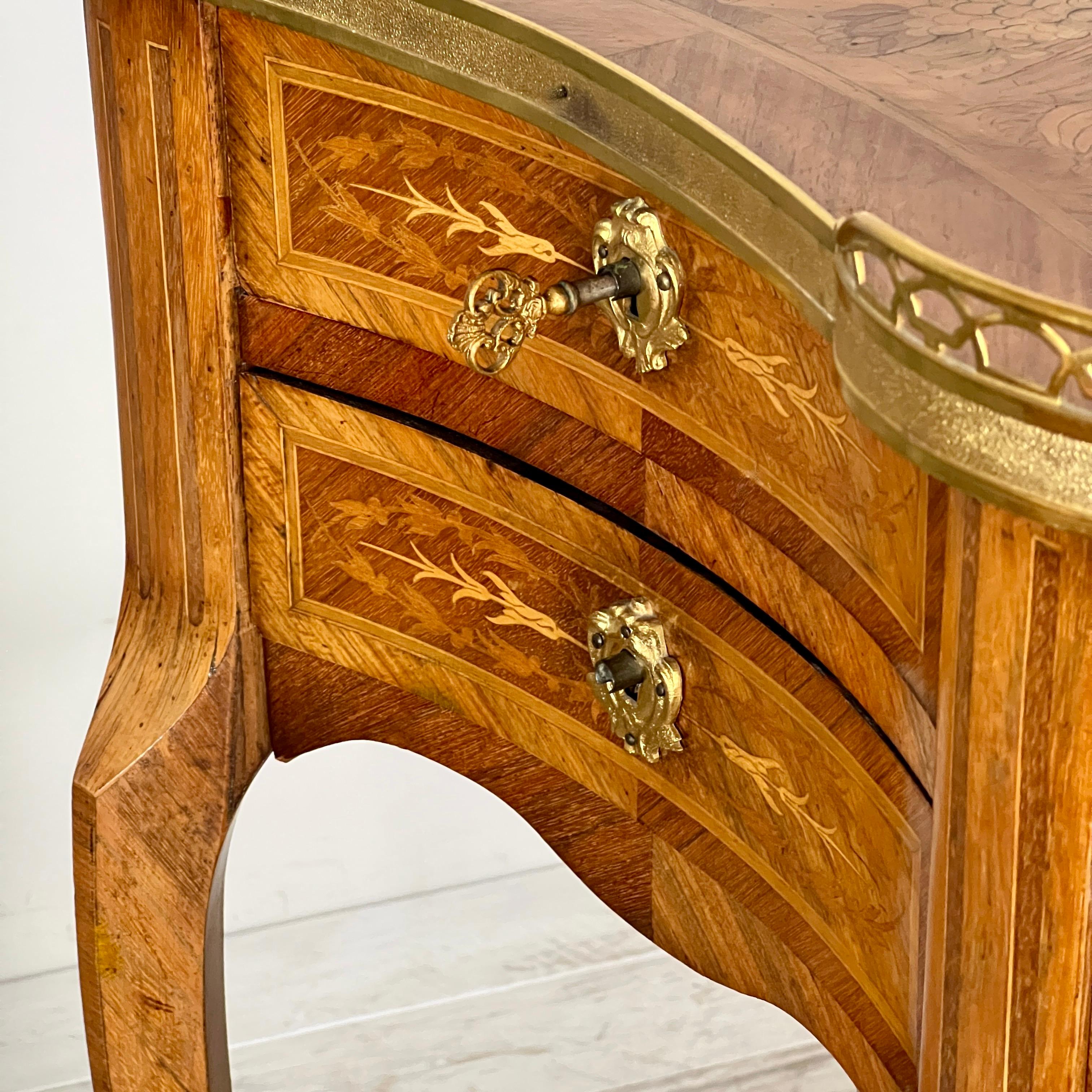 Table d'appoint en forme de rein en bois de roi et marqueterie française en vente 2