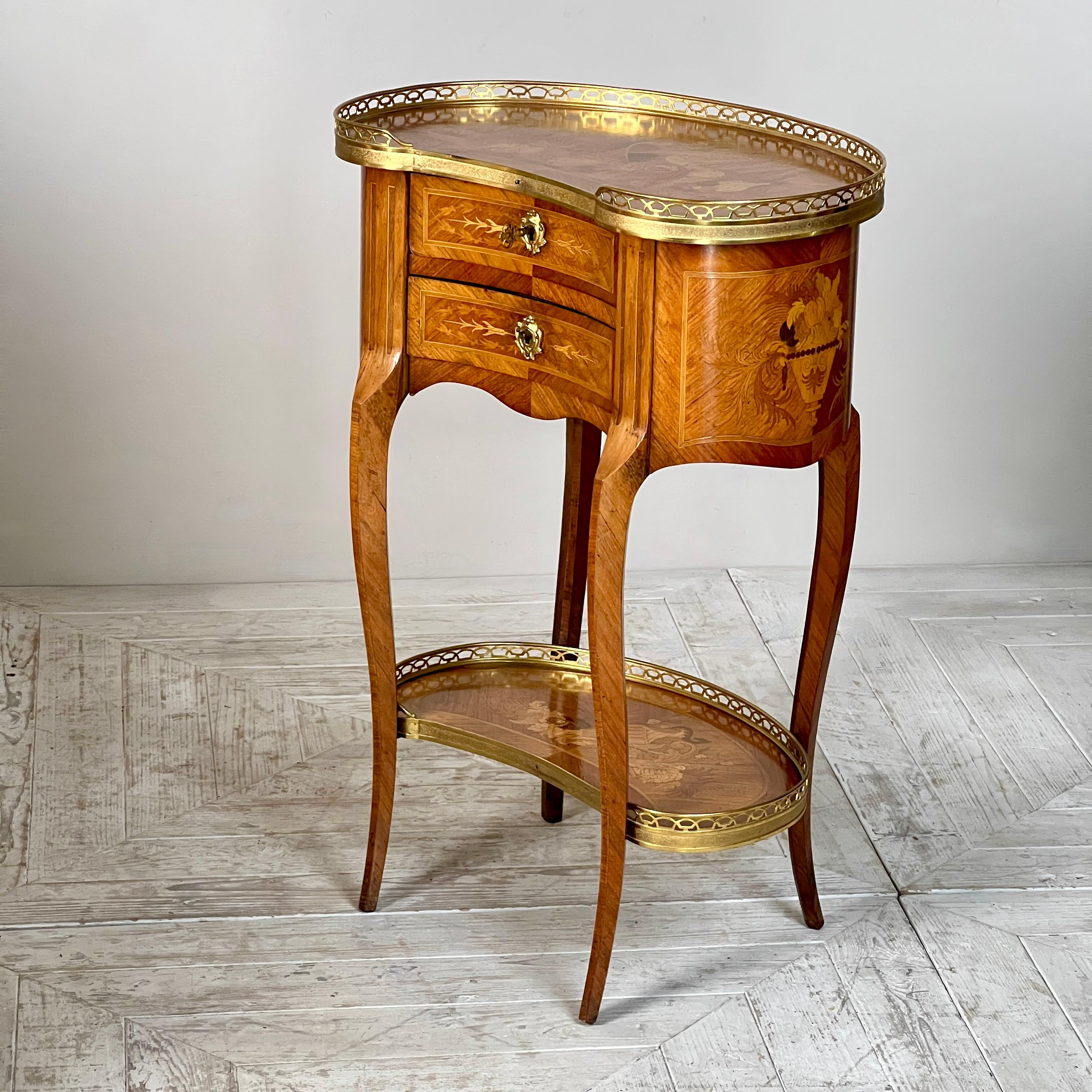 Table d'appoint en forme de rein en bois de roi et marqueterie française en vente 3