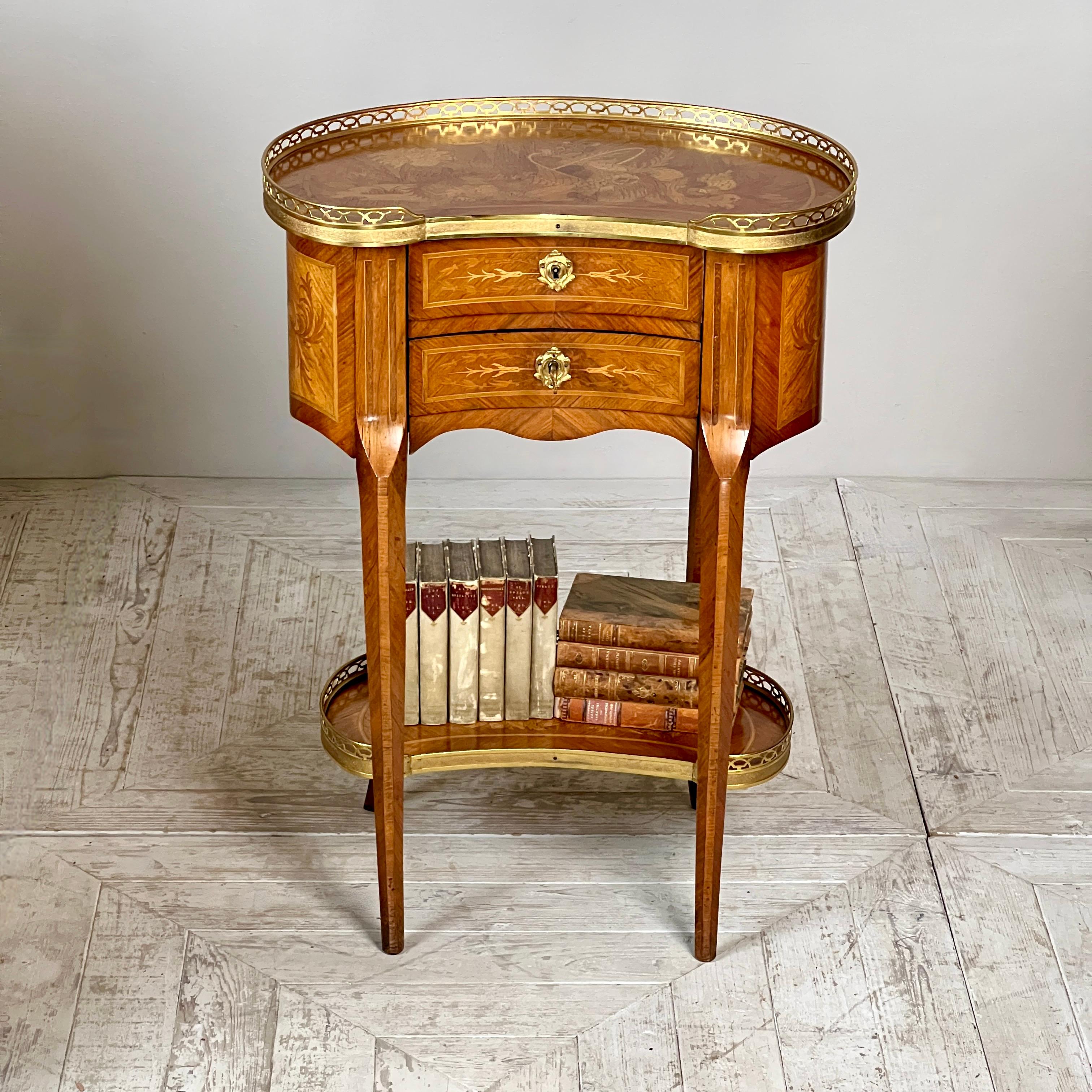 Magnifique table d'appoint en forme de rein, en bois de roi et marqueterie, fabriquée dans le style du XVIIIe siècle de Charles Topino et datant de la fin du XIXe siècle. Cette pièce exquise témoigne d'un savoir-faire exceptionnel, avec des