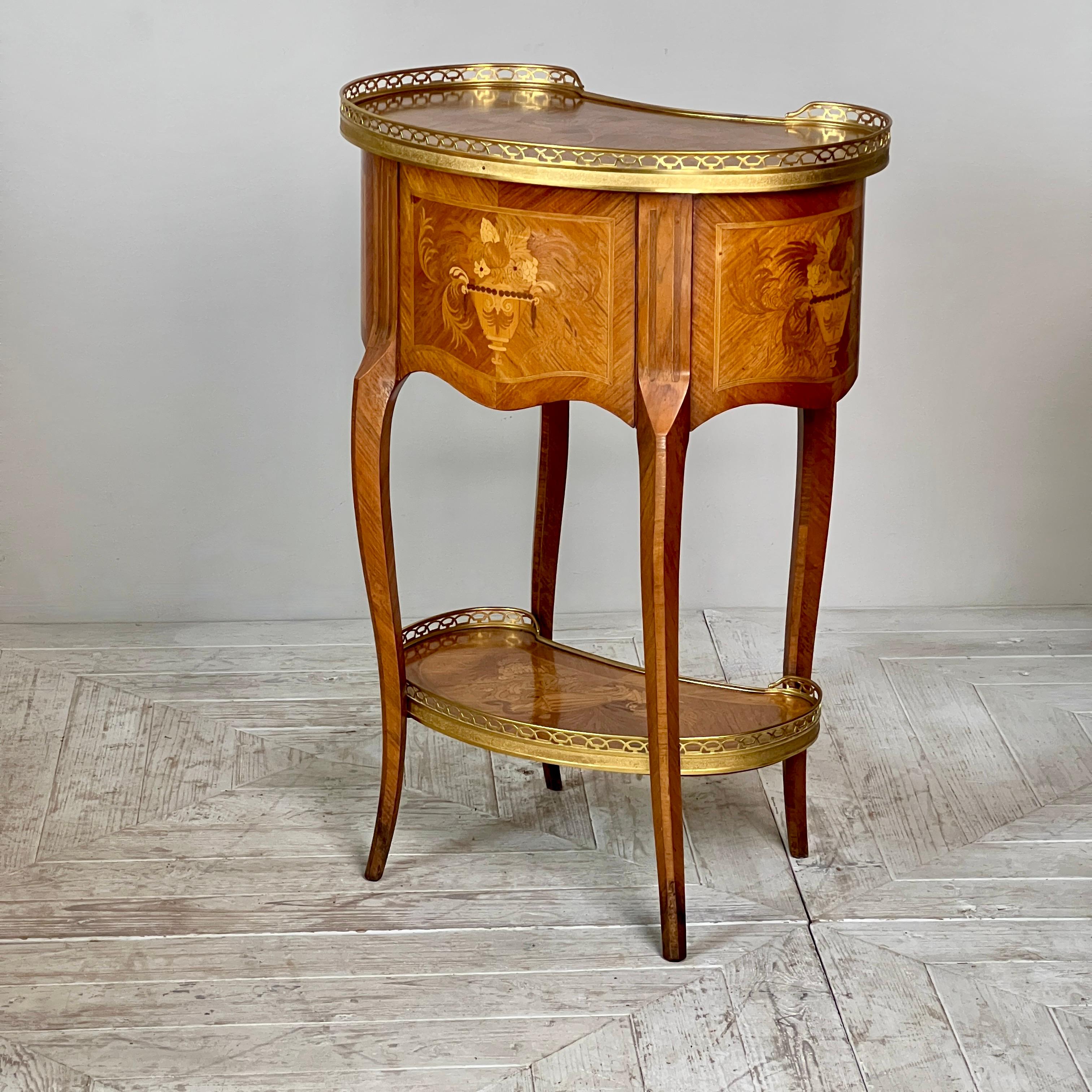 Français Table d'appoint en forme de rein en bois de roi et marqueterie française en vente