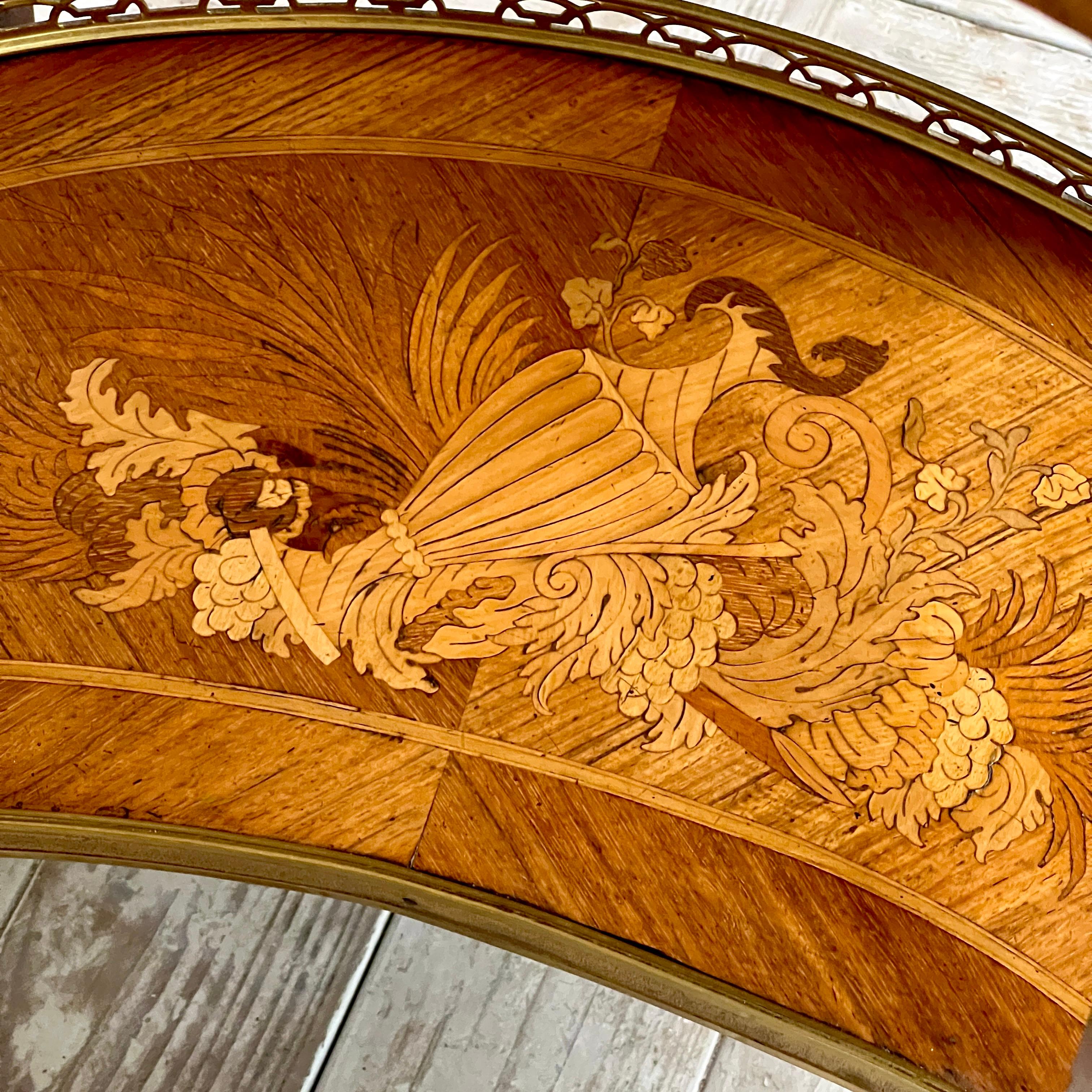 Fait main Table d'appoint en forme de rein en bois de roi et marqueterie française en vente