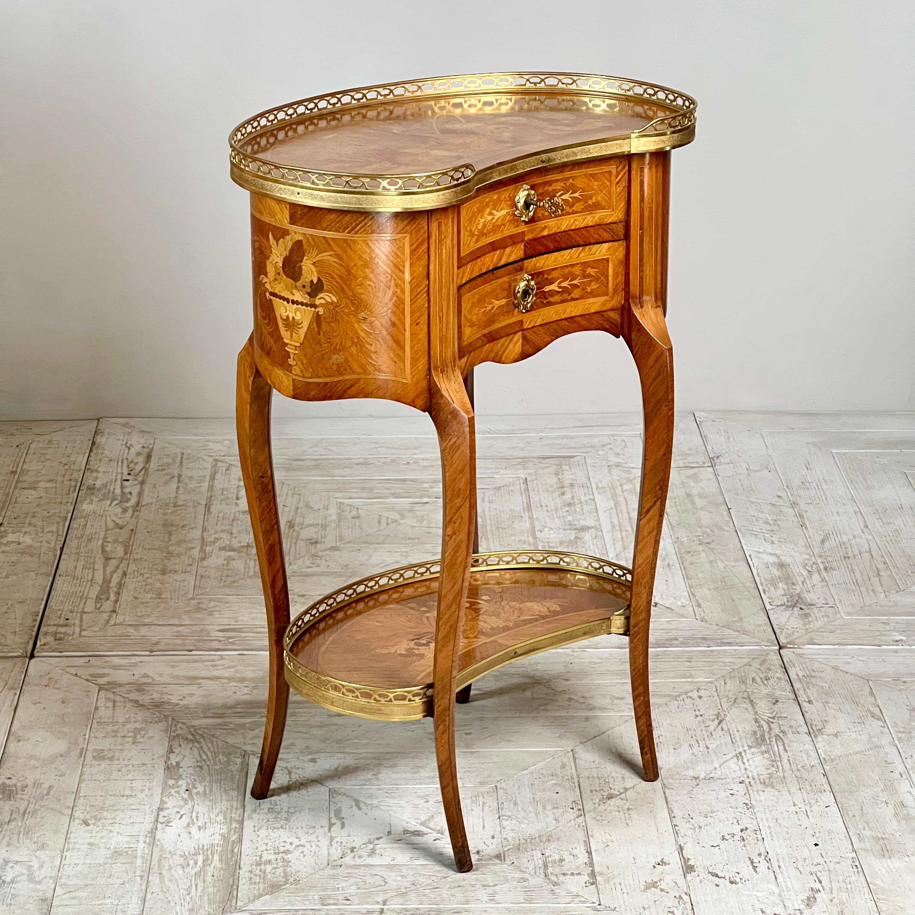 Table d'appoint en forme de rein en bois de roi et marqueterie française Bon état - En vente à London, GB