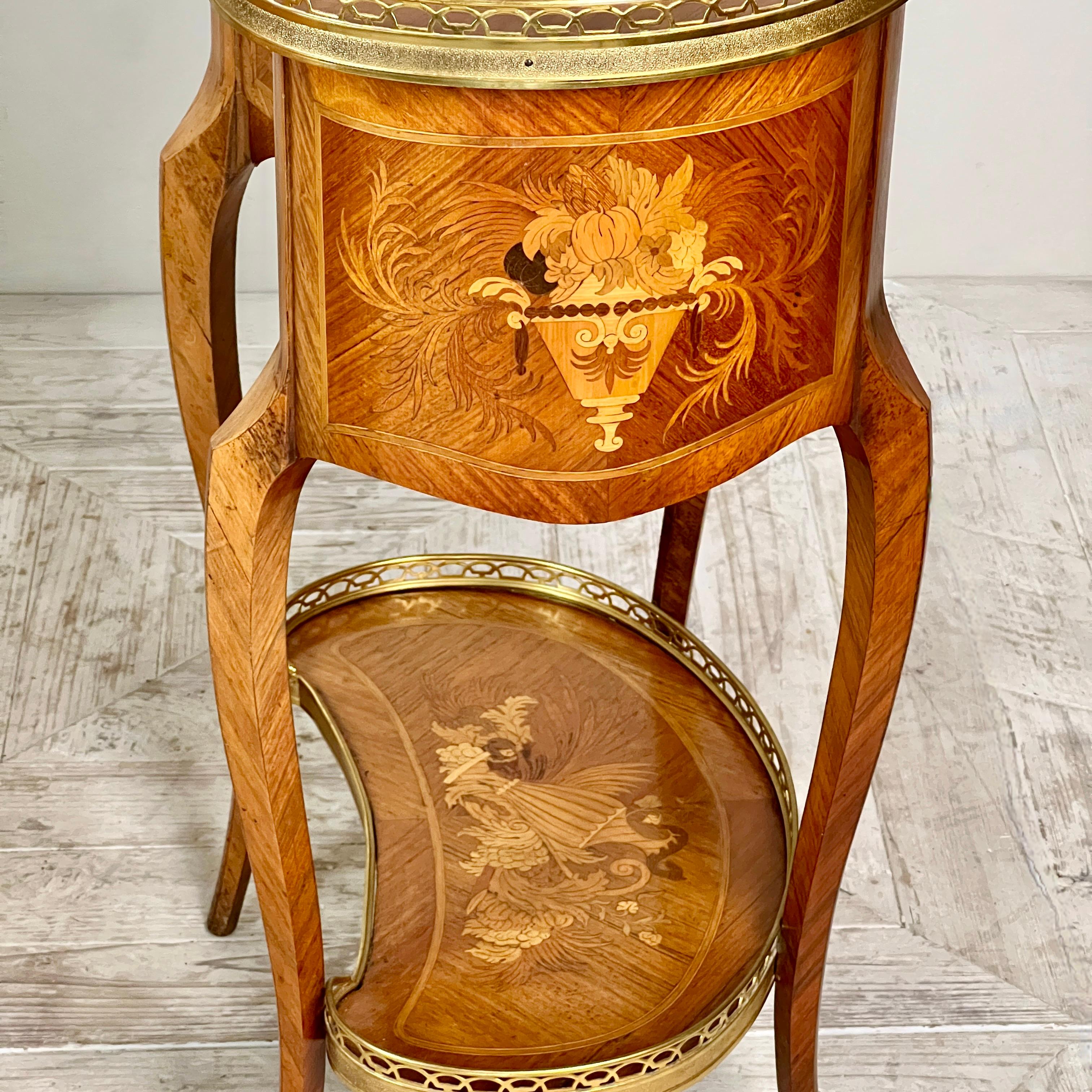 XIXe siècle Table d'appoint en forme de rein en bois de roi et marqueterie française en vente