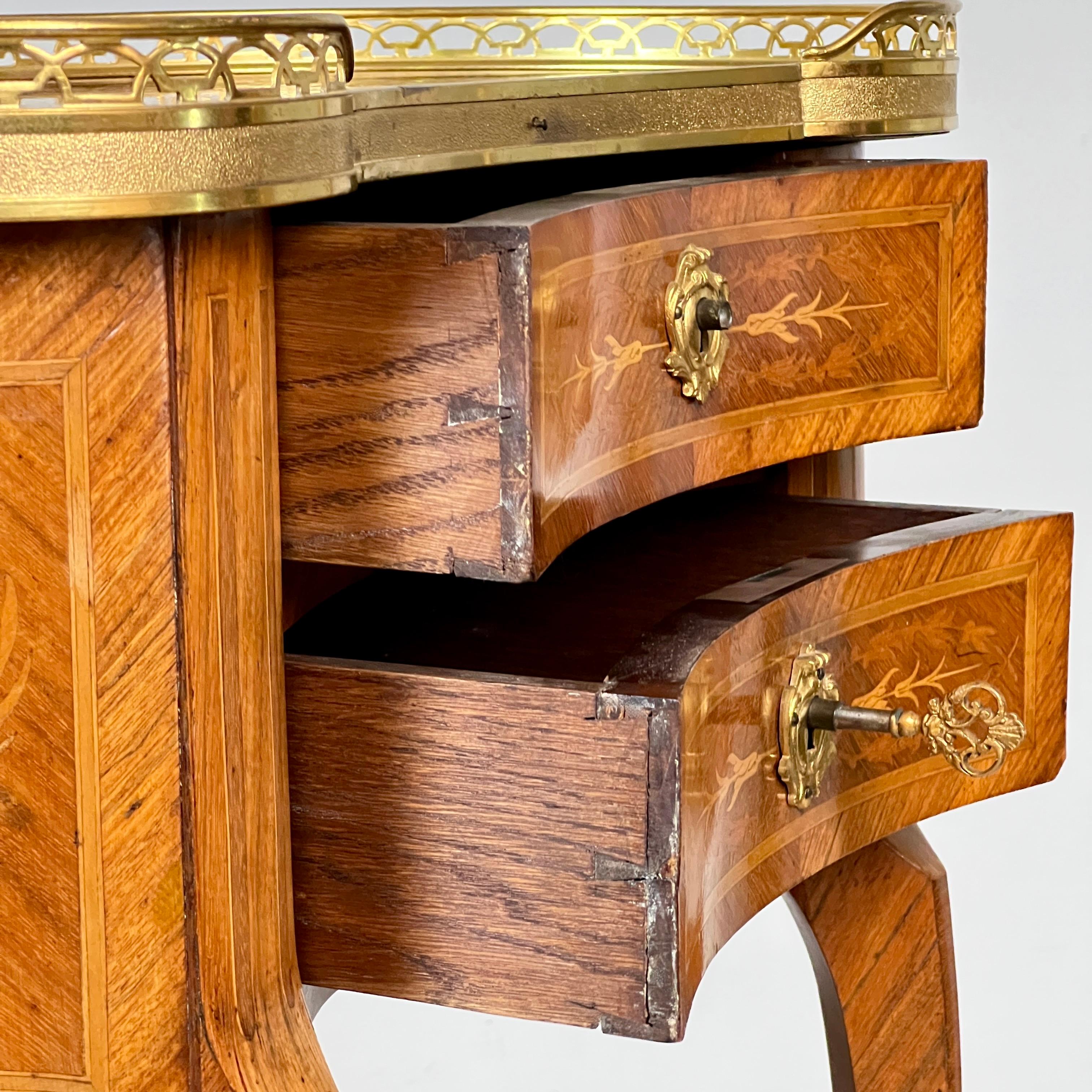 Métal Table d'appoint en forme de rein en bois de roi et marqueterie française en vente