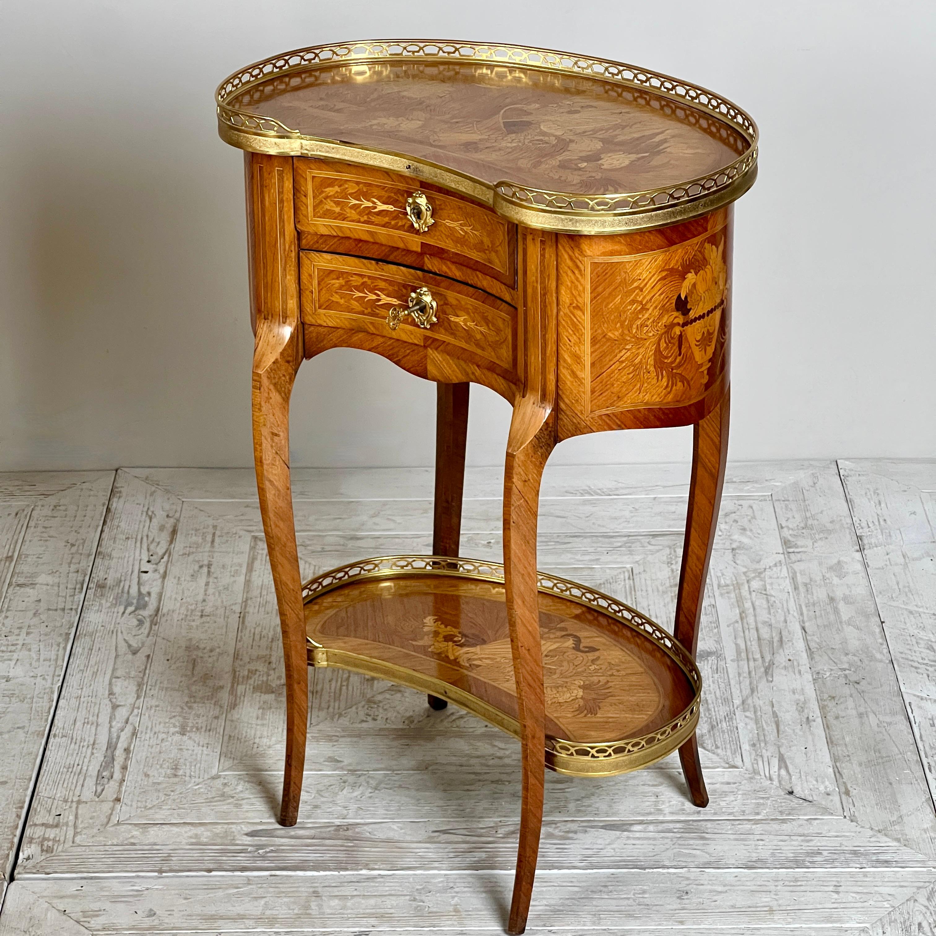 Table d'appoint en forme de rein en bois de roi et marqueterie française en vente 1