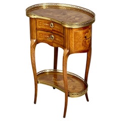 Table d'appoint en forme de rein en bois de roi et marqueterie française