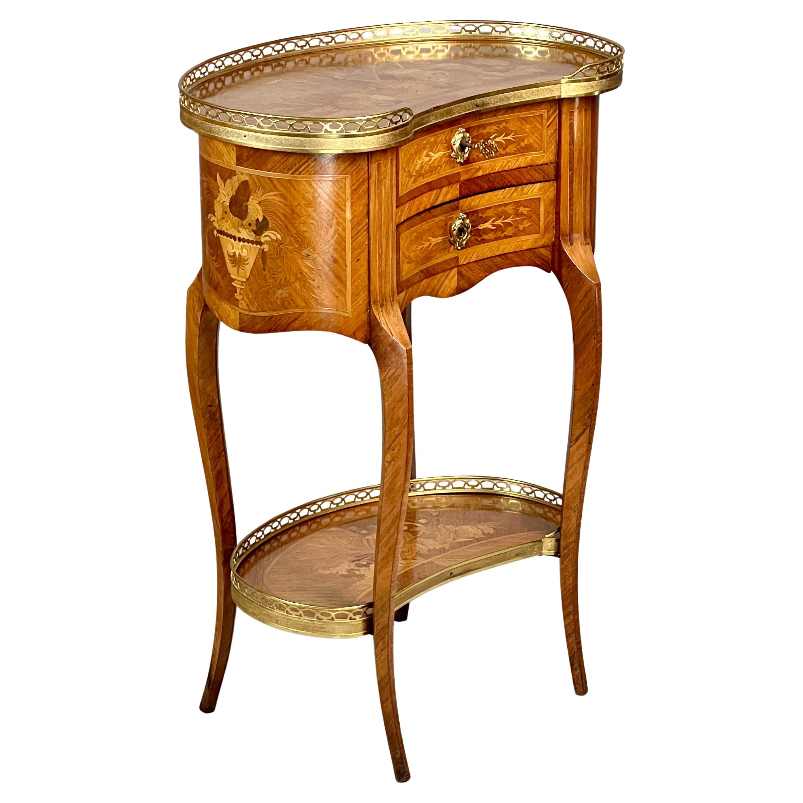 Mesa auxiliar francesa en forma de riñón con incrustaciones de madera de rey y marquetería