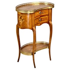 Table d'appoint en forme de rein en bois de roi et marqueterie française