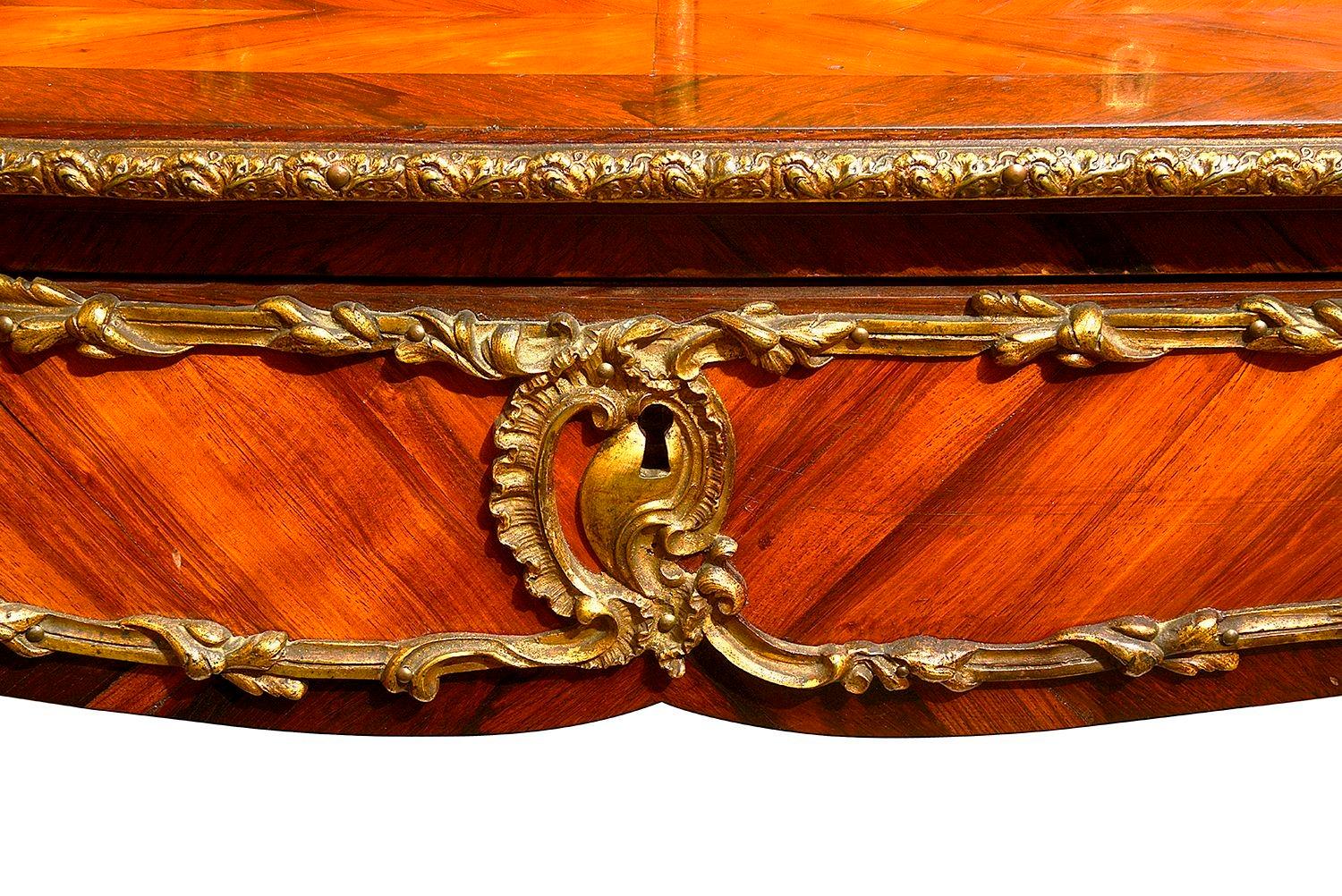 XIXe siècle Bonheur du jour en bois de roi et bronze doré, 19e siècle en vente
