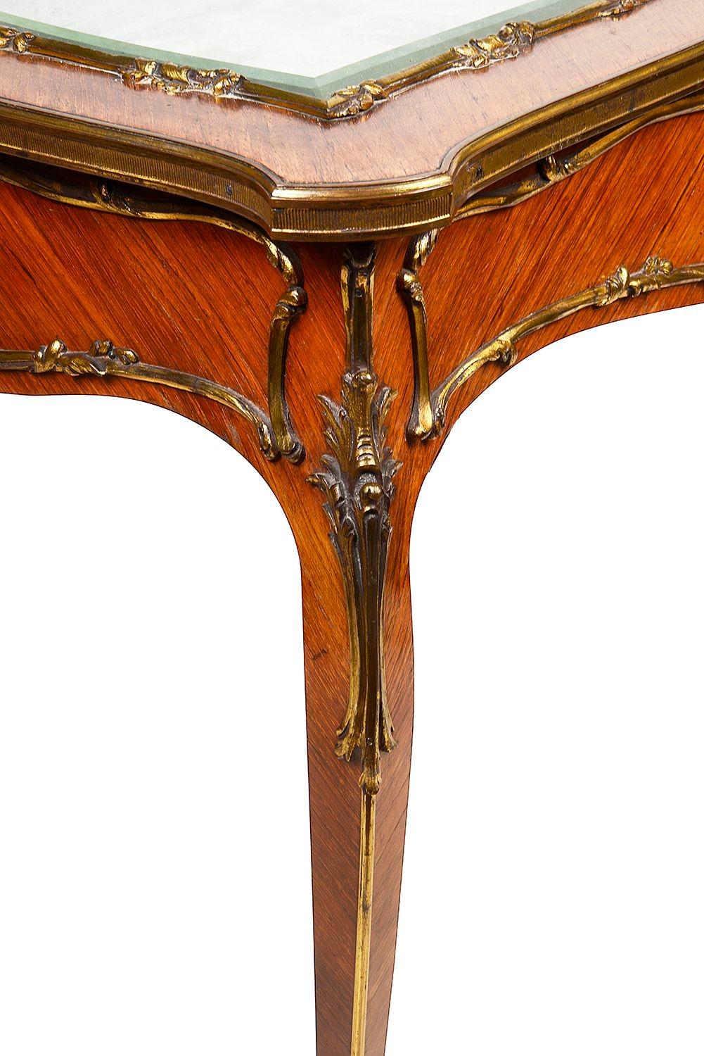 Bronze doré Table de bijouterie française en bois de roi, 19e siècle en vente